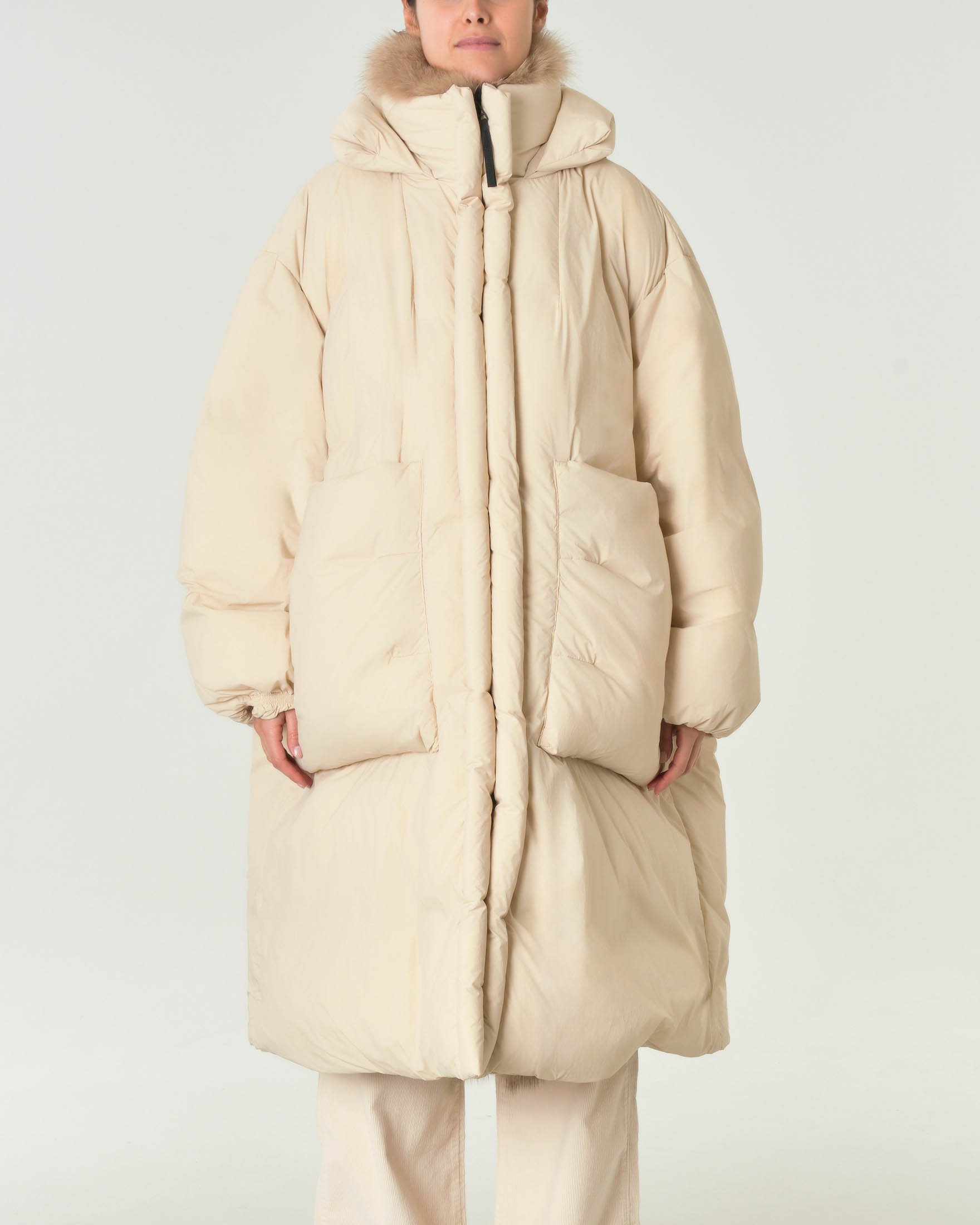 Maxi giaccone color panna imbottito con cappuccio e bordatura interna in pelliccia tono su tono image