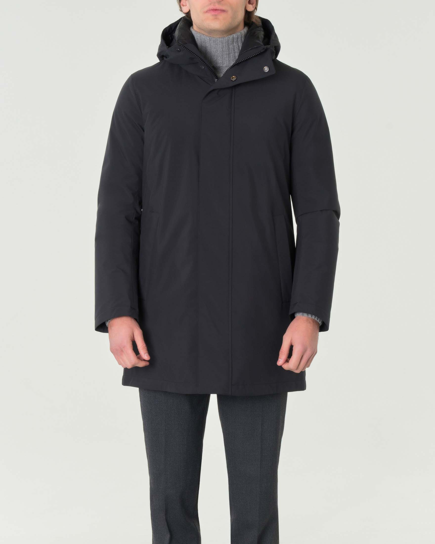Parka nero in tessuto tecnico con cappuccio e chiusura nascosta