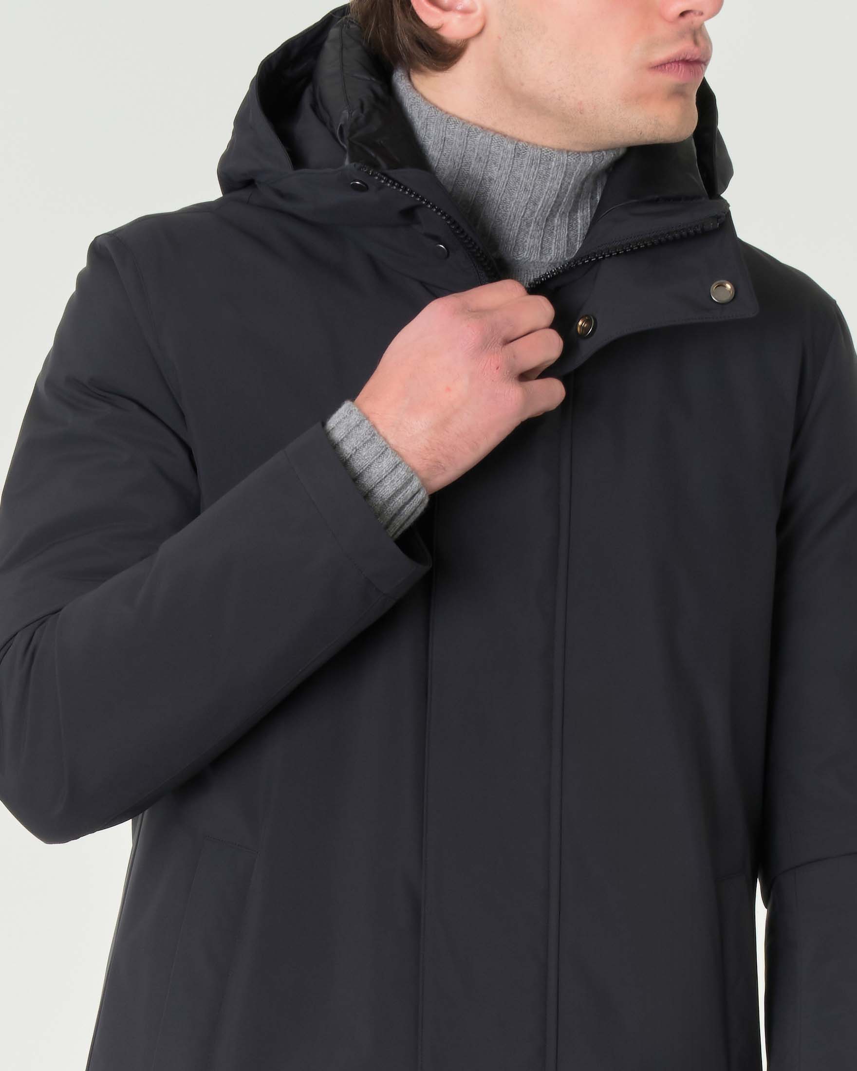 Parka nero in tessuto tecnico con cappuccio e chiusura nascosta image