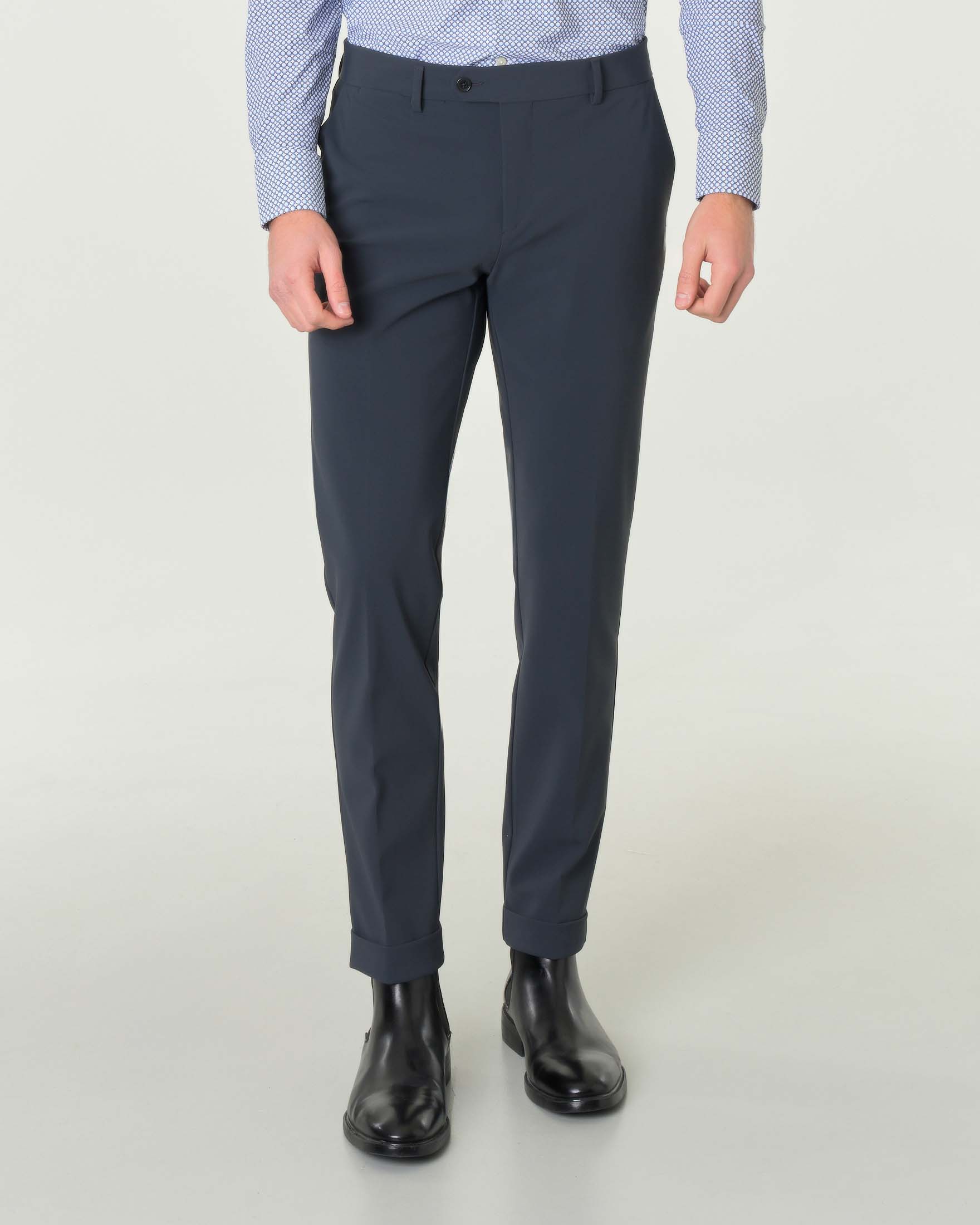 Pantaloni chino color antracite slim-fit in tessuto tecnico con risvolto al fondo