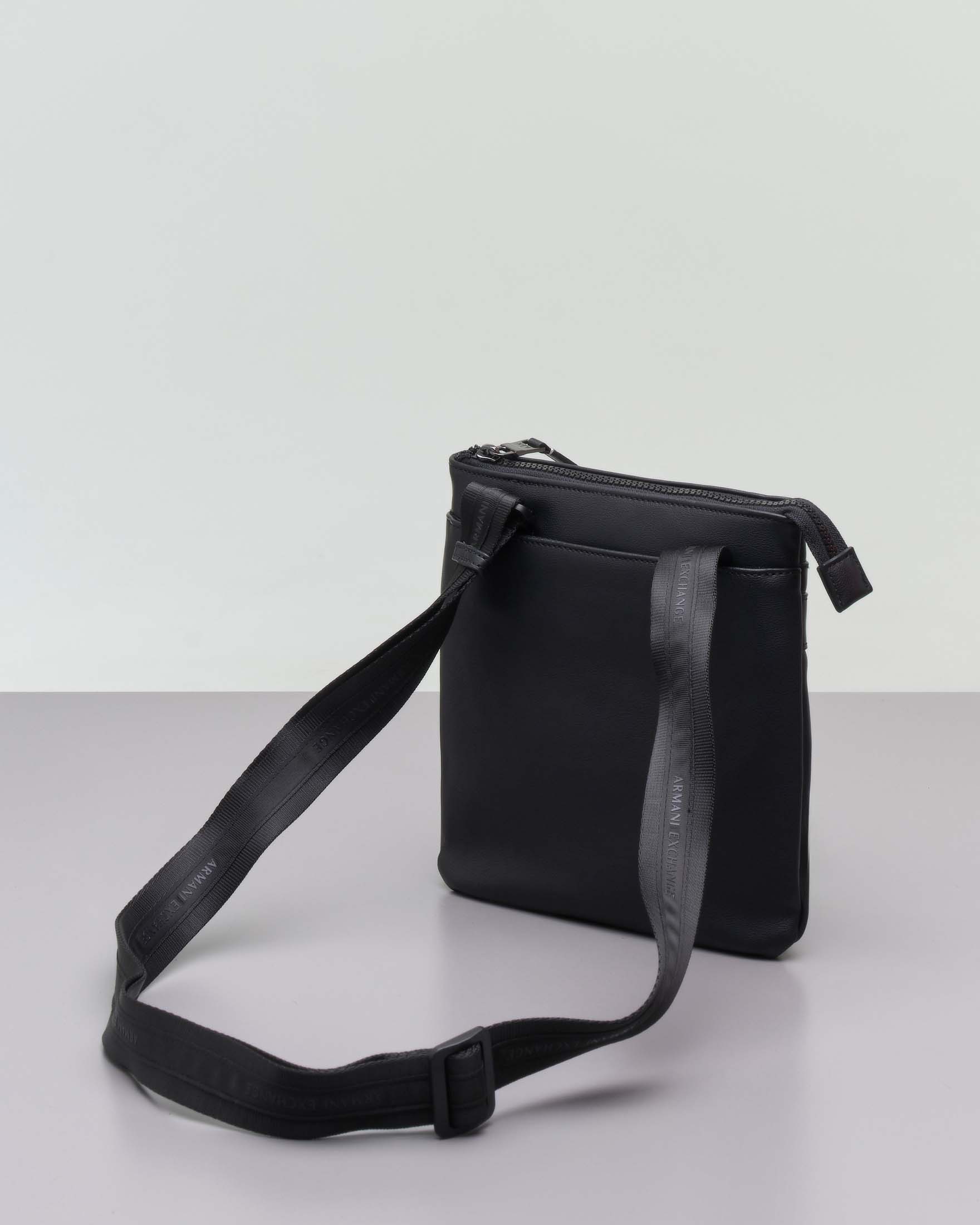 Borsa a tracolla piatta Armani Exchange nera in similpelle con logo frontale in metallo e tracolla spessa