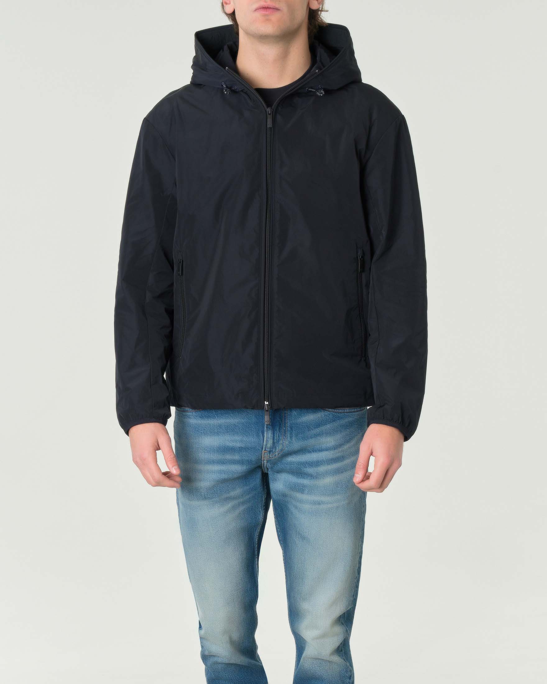 Giubbino blu con cappuccio in tessuto antivento con tasche laterali con cerniera