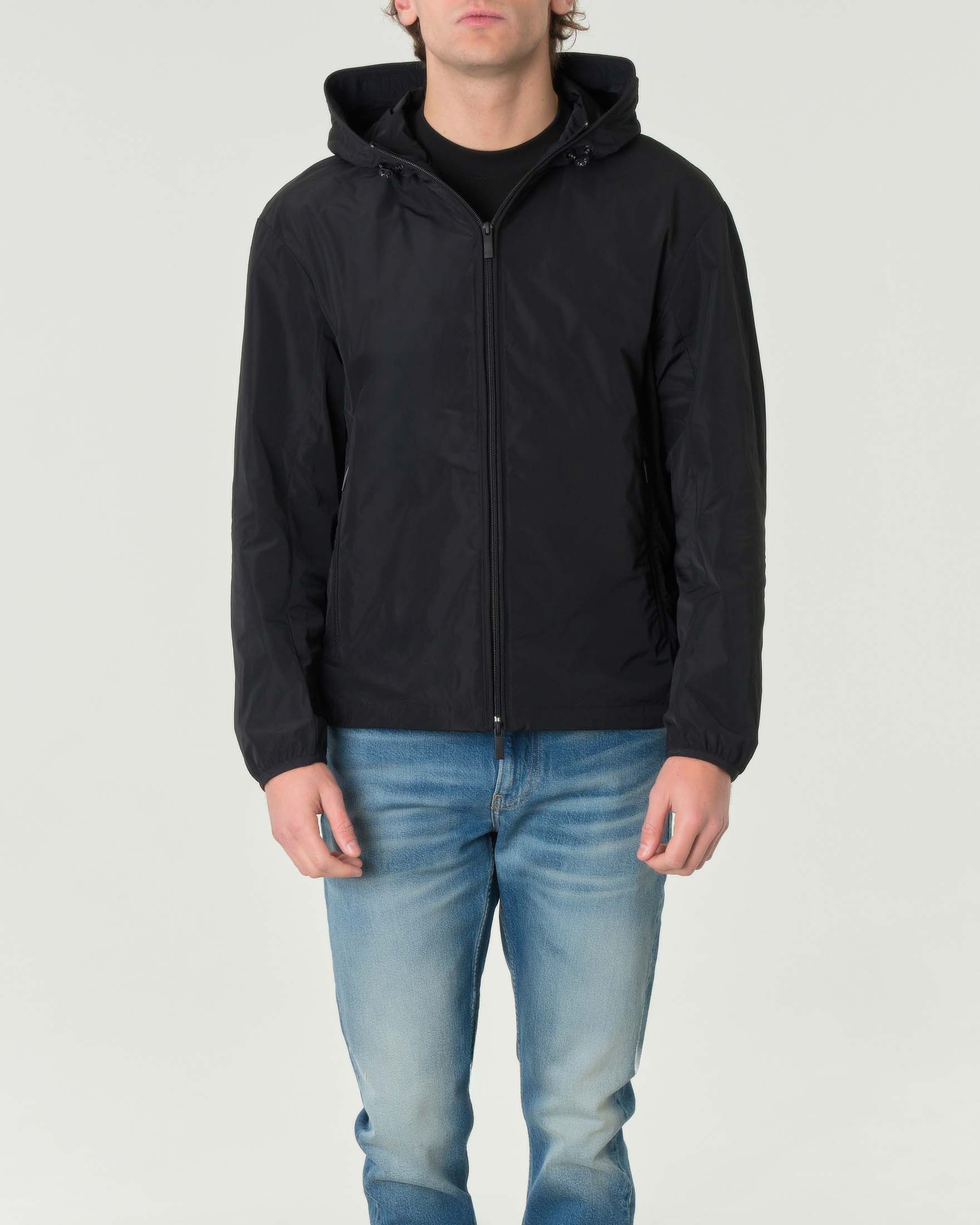 Giubbino con cappuccio nero in tessuto antivento con tasche laterali con cerniera
