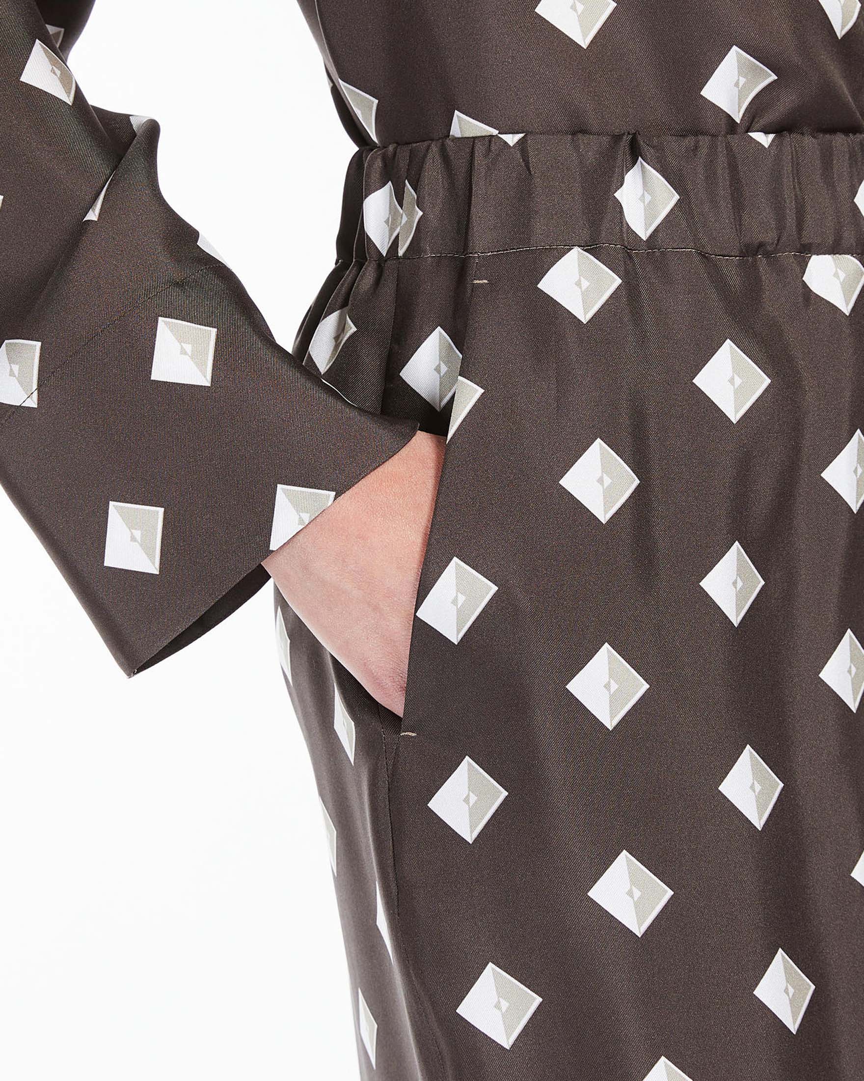 Pantaloni palazzo marroni in twill di pura seta a fantasia rombi bianchi image