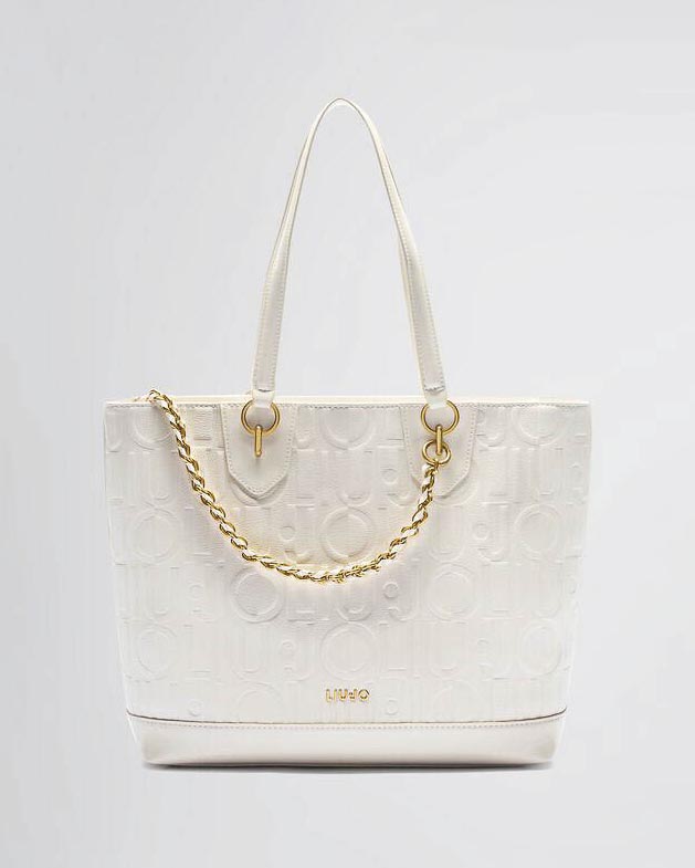 Shopping bag bianca in similpelle con motivo logo a rilievo all over embossed e catena decorativa intarsiata
