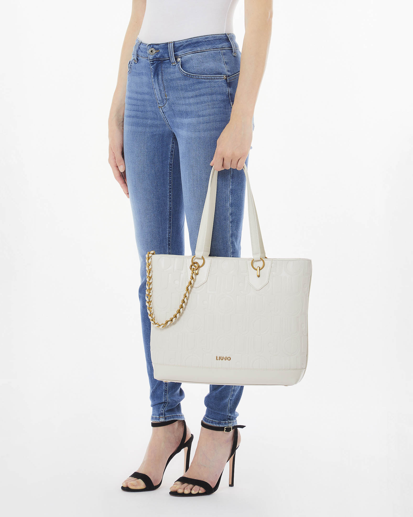 Shopping bag bianca in similpelle con motivo logo a rilievo all over embossed e catena decorativa intarsiata image
