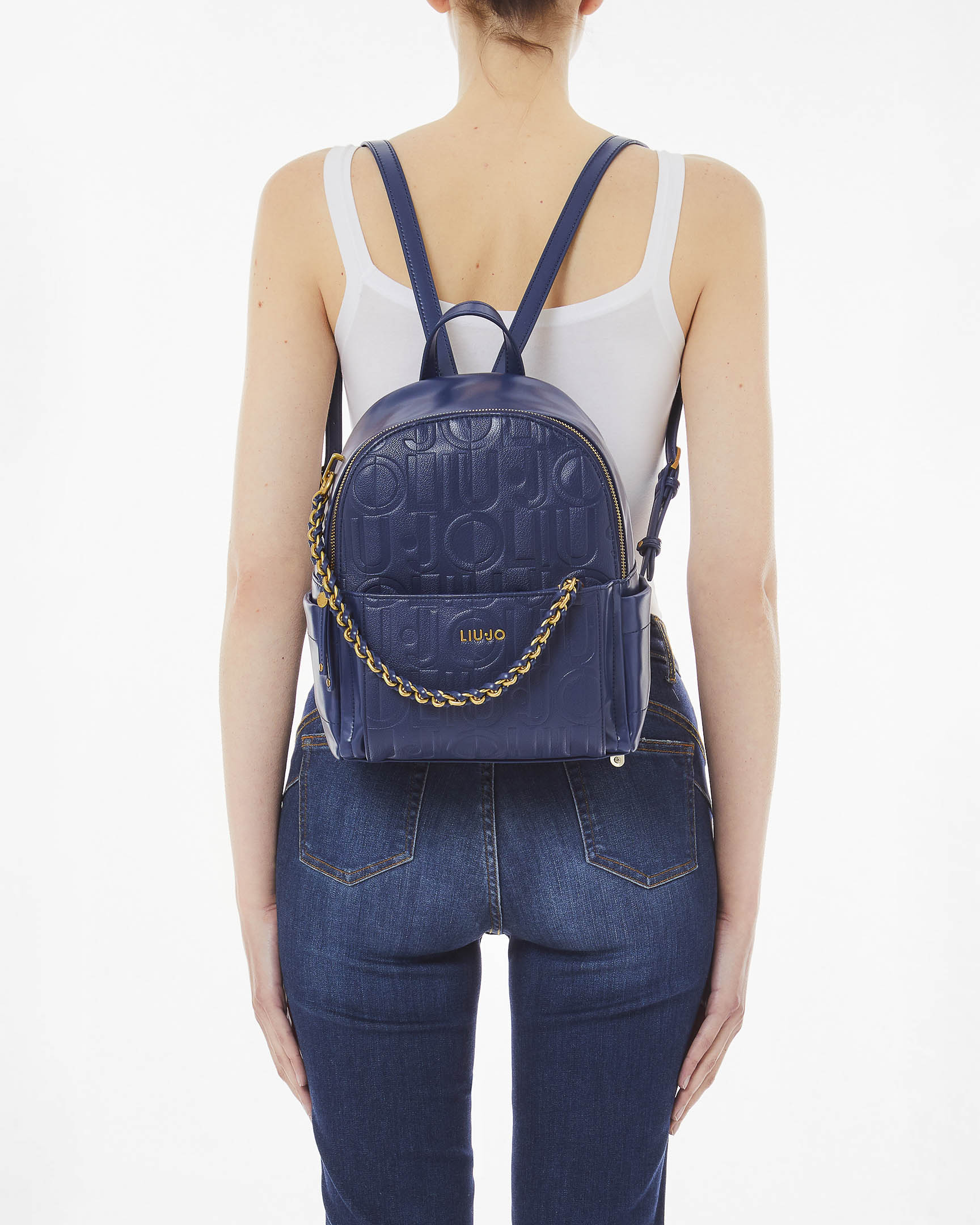 Zaino blu in similpelle con motivo logo a rilievo all over embossed e catena decorativa intarsiata image