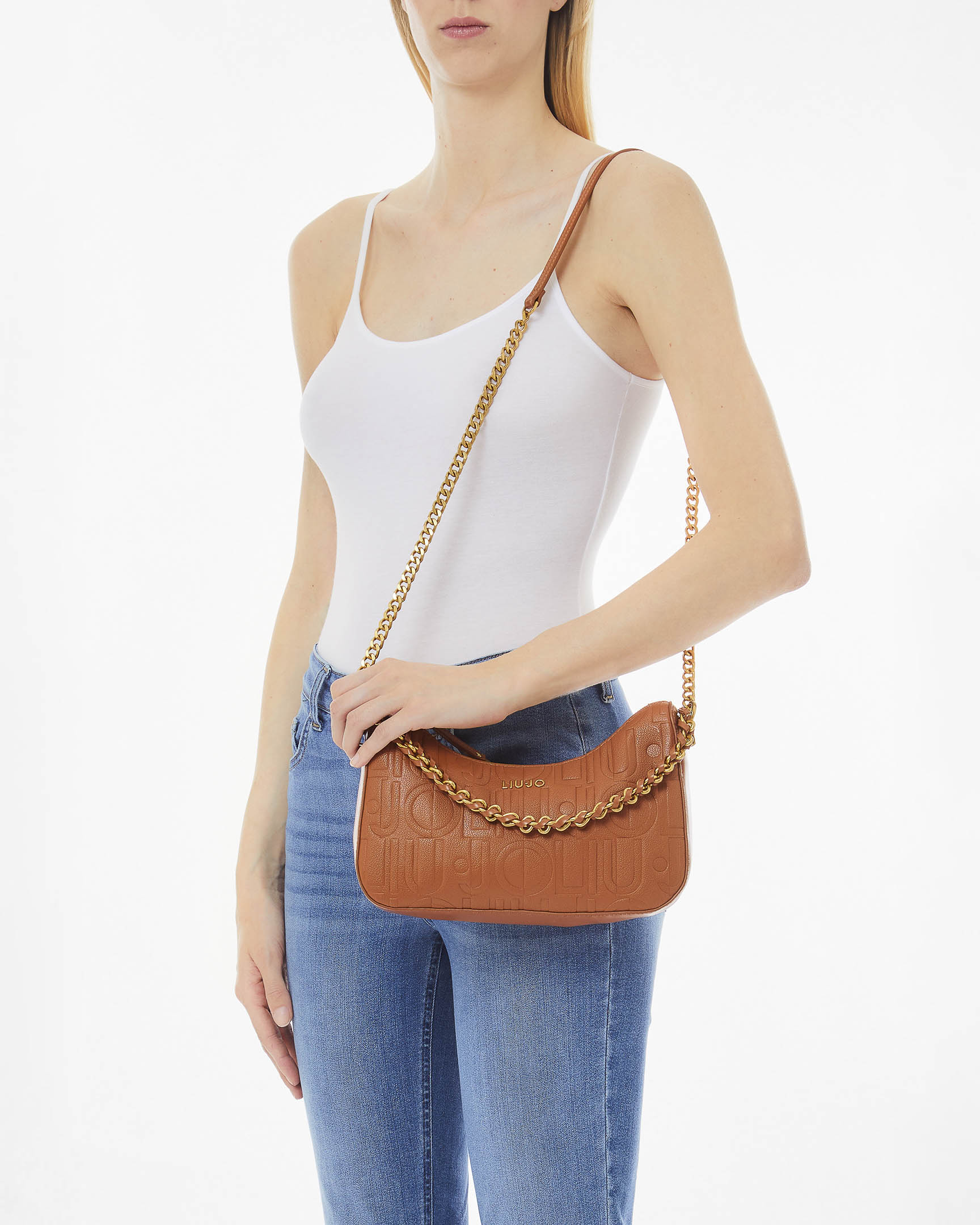 Borsa a tracolla color cuoio a mezzaluna in similpelle con motivo logo a rilievo e catena decorativa image