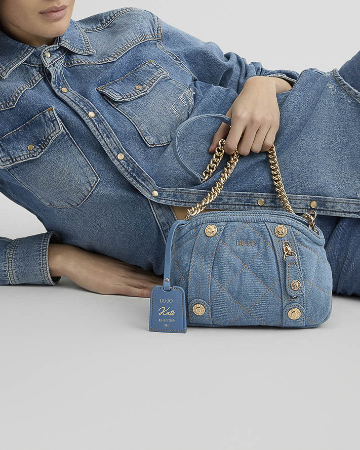 Borsa Kate a spalla misura piccola in denim lavaggio chiaro matellassé logo in metallo e charm frontale image