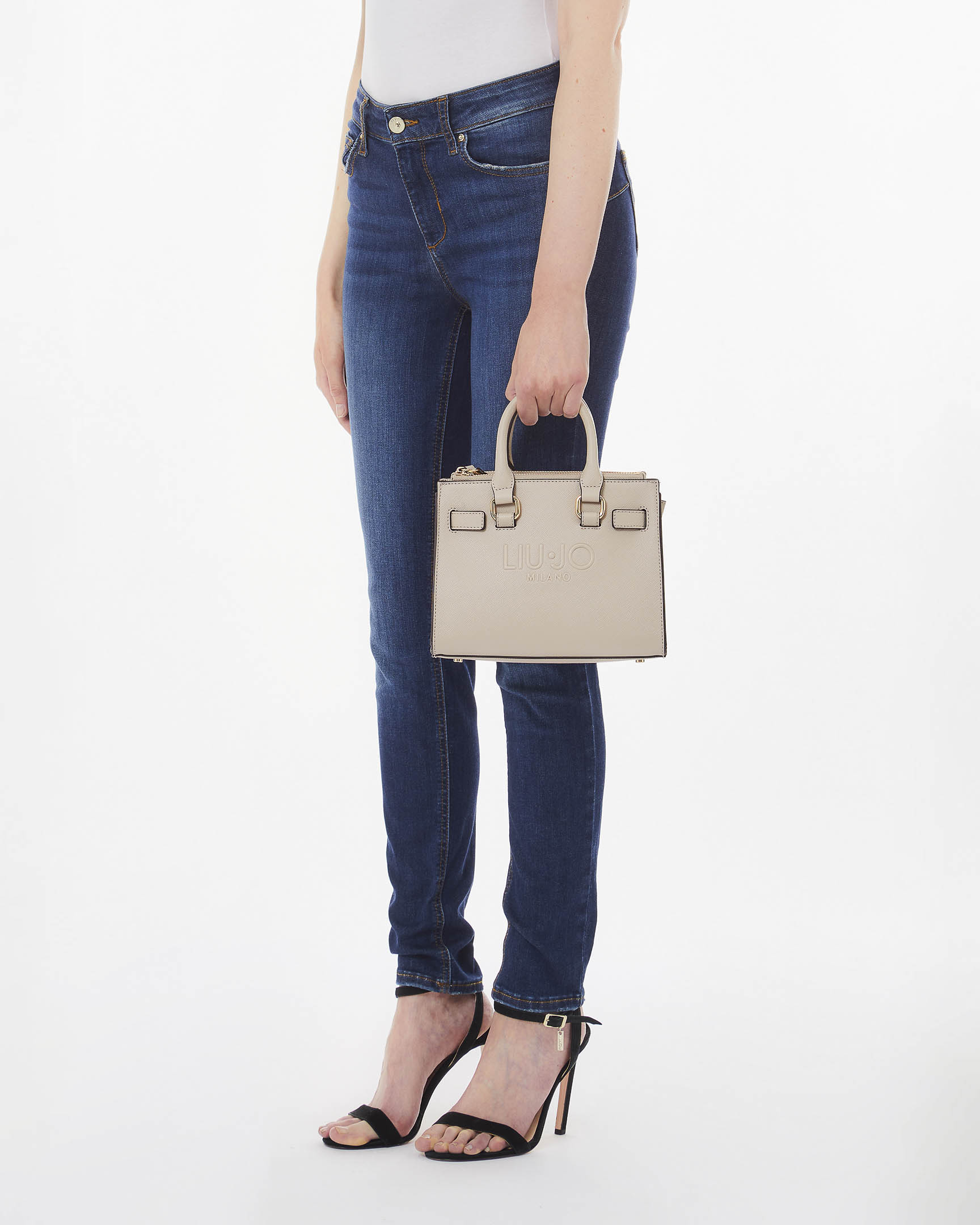 Borsa a mano beige piccola squadrata in similpelle saffiano con maxi logo a rilievo e listini regolabili image