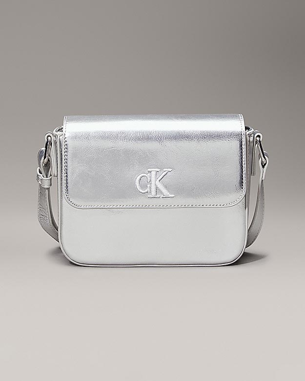 Borsa Calvin Klein a tracolla in similpelle argento con logo monogramma