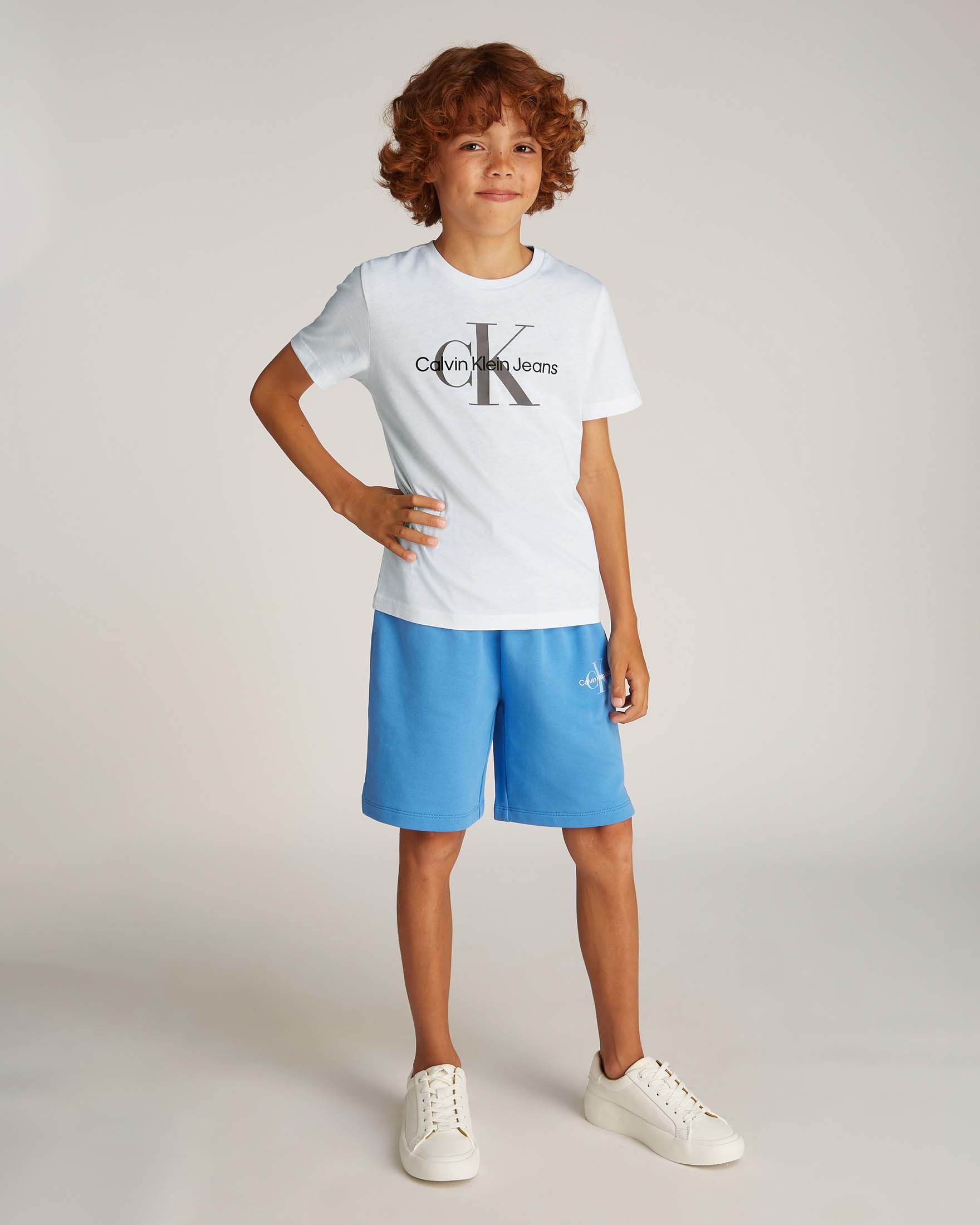 T-shirt bianca Calvin Klein in cotone a maniche corte con maxi stampa logo grigia