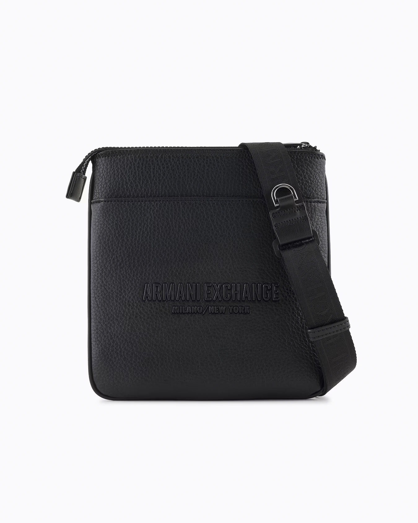 Borsa a tracolla piatta Armani Exchange nera in similpelle martellata con logo frontale in metallo lucido