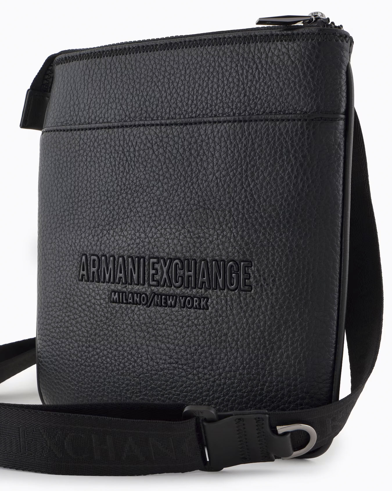 Borsa a tracolla piatta Armani Exchange nera in similpelle martellata con logo frontale in metallo lucido
