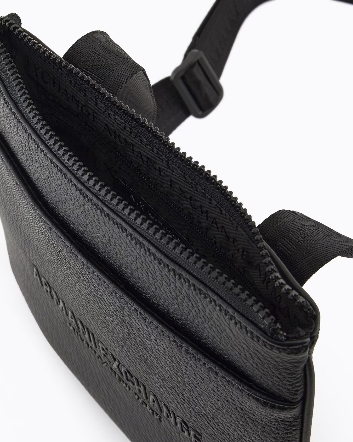 Borsa a tracolla piatta Armani Exchange nera in similpelle martellata con logo frontale in metallo lucido