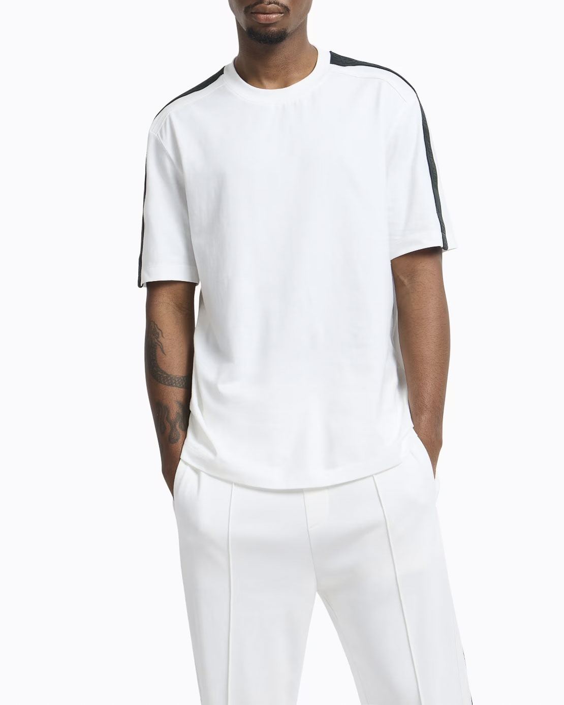 T-shirt bianca girocollo in puro cotone con tape logo in rilievo tono su tono su spalle e maniche