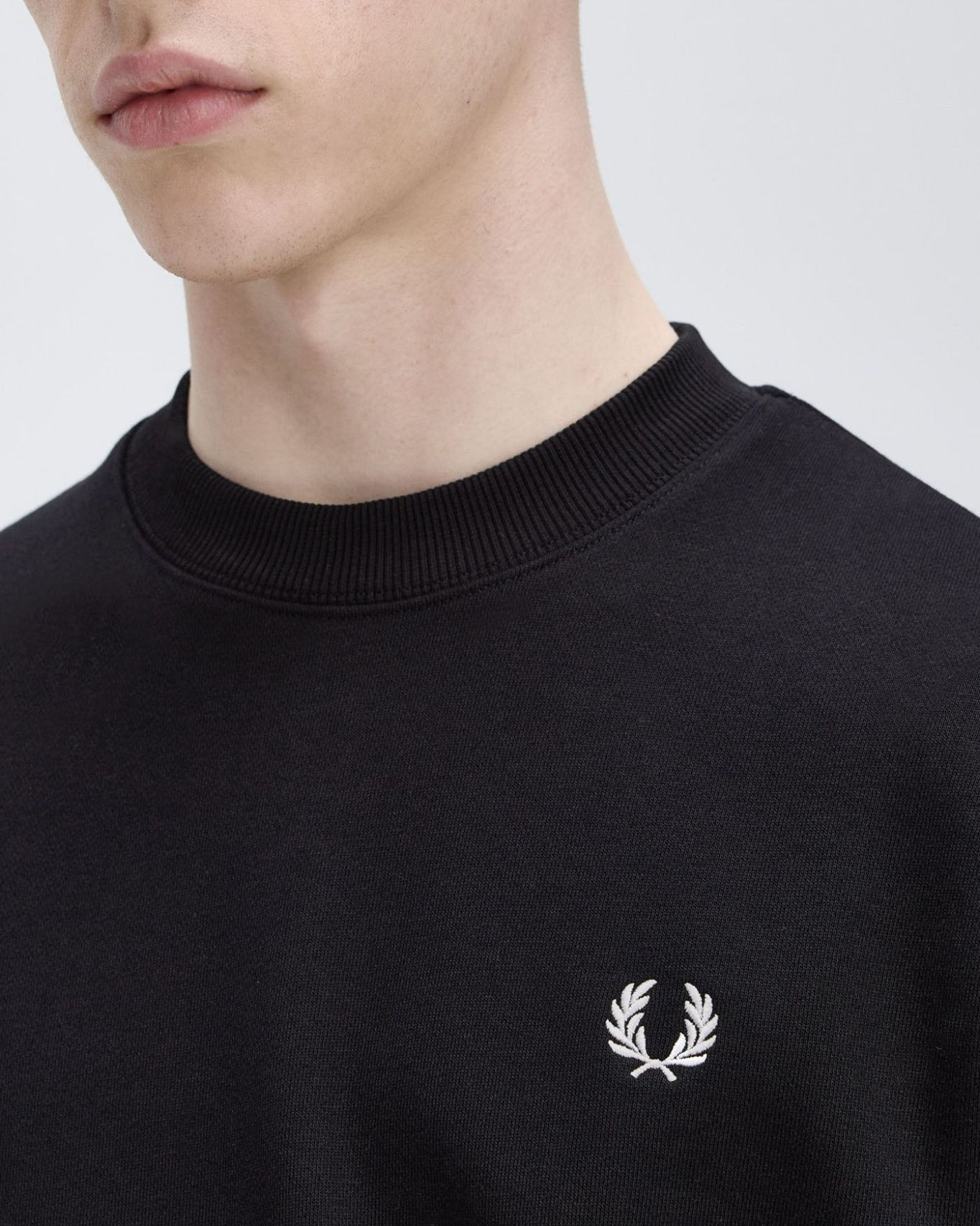 Felpa Fred Perry nera girocollo con bordino bianco sulla manica image
