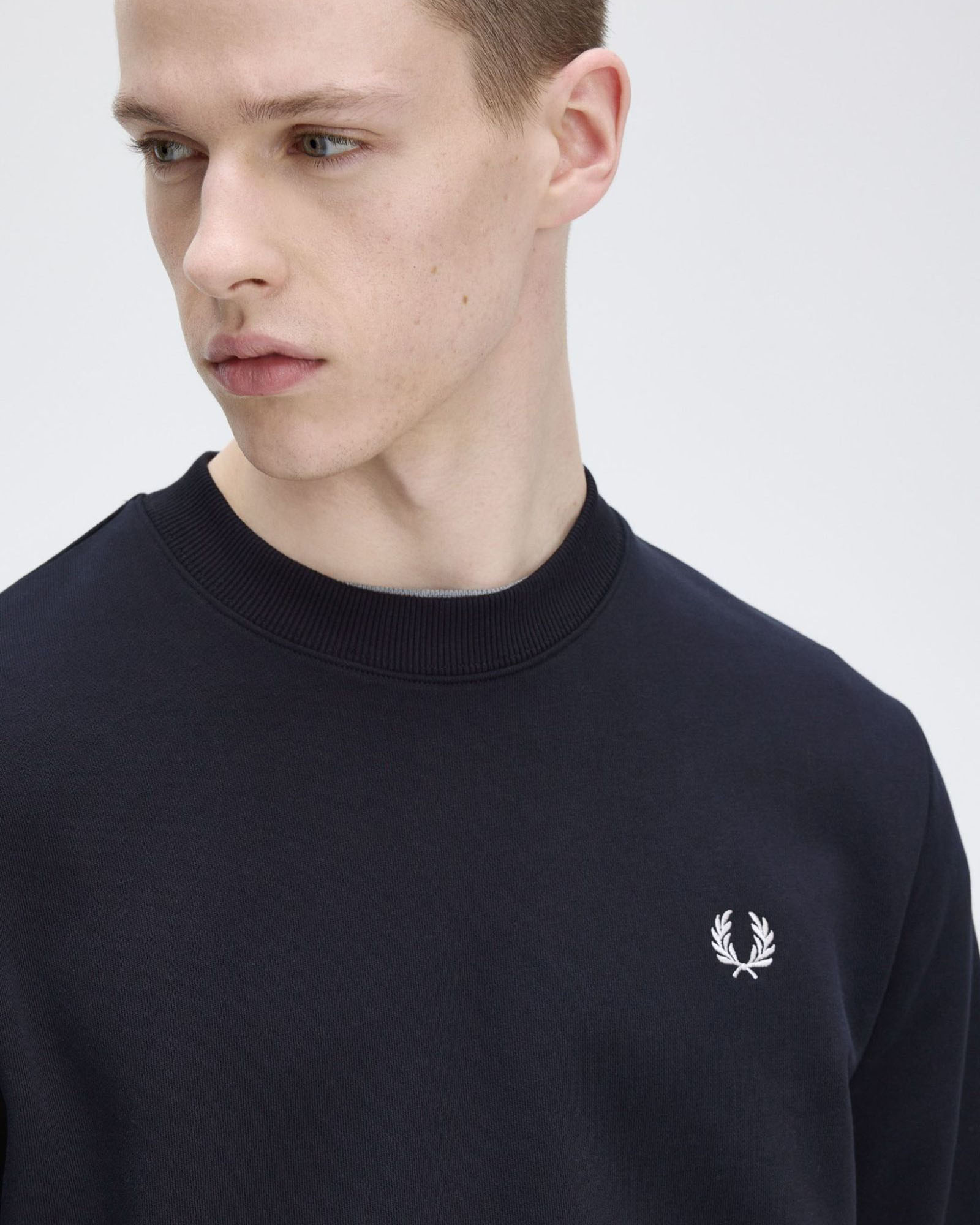 Felpa Fred Perry blu girocollo con bordino bianco sulla manica image