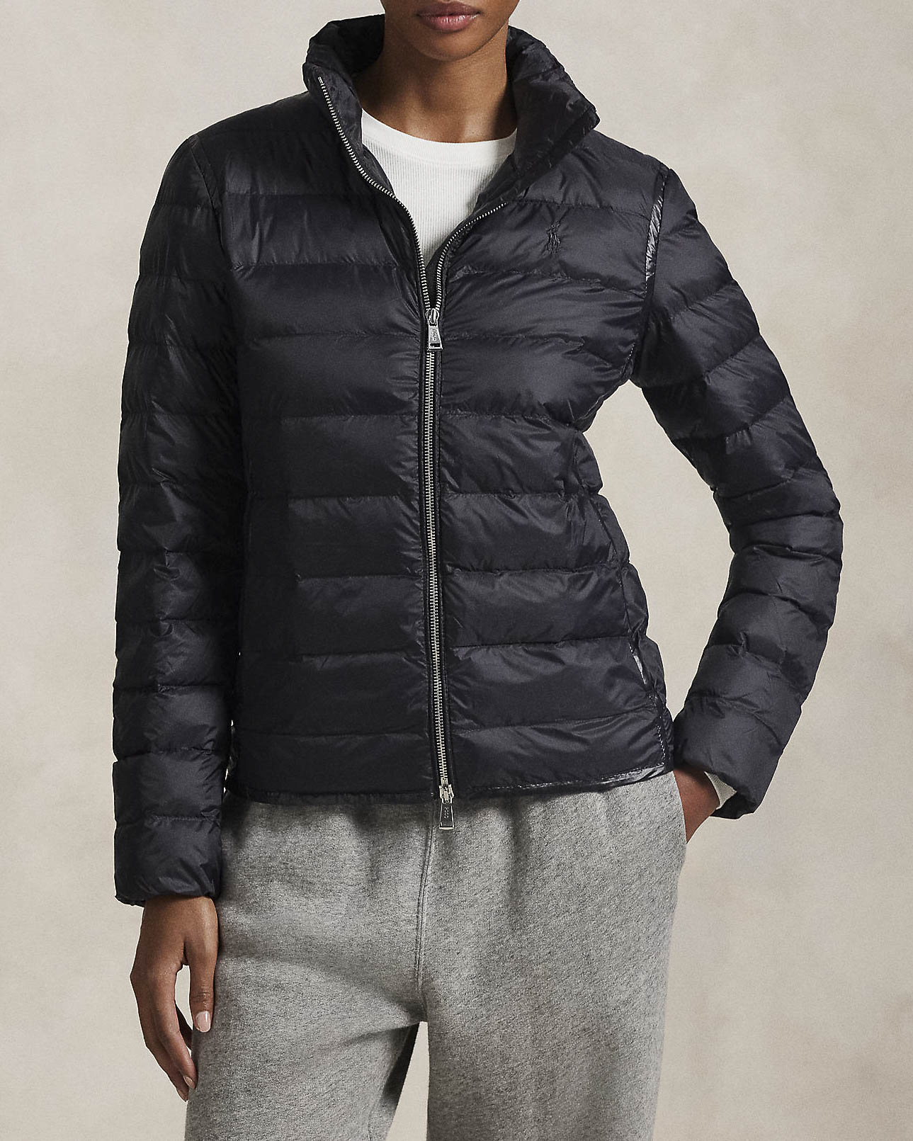 Piumino nero in nylon riciclato con colletto in piedi e logo