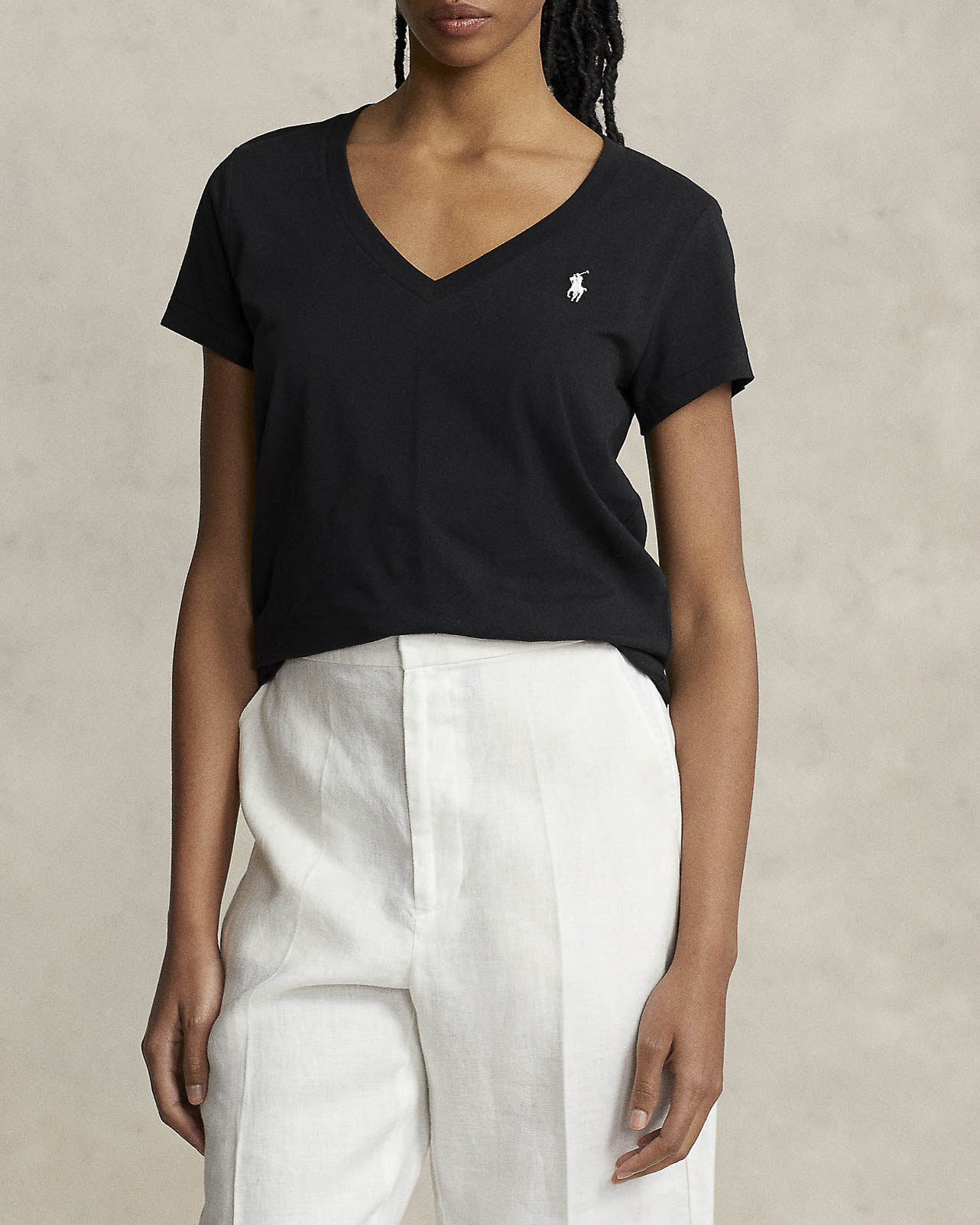 T-shirt nera in cotone con scollo a V e logo ricamato sul petto