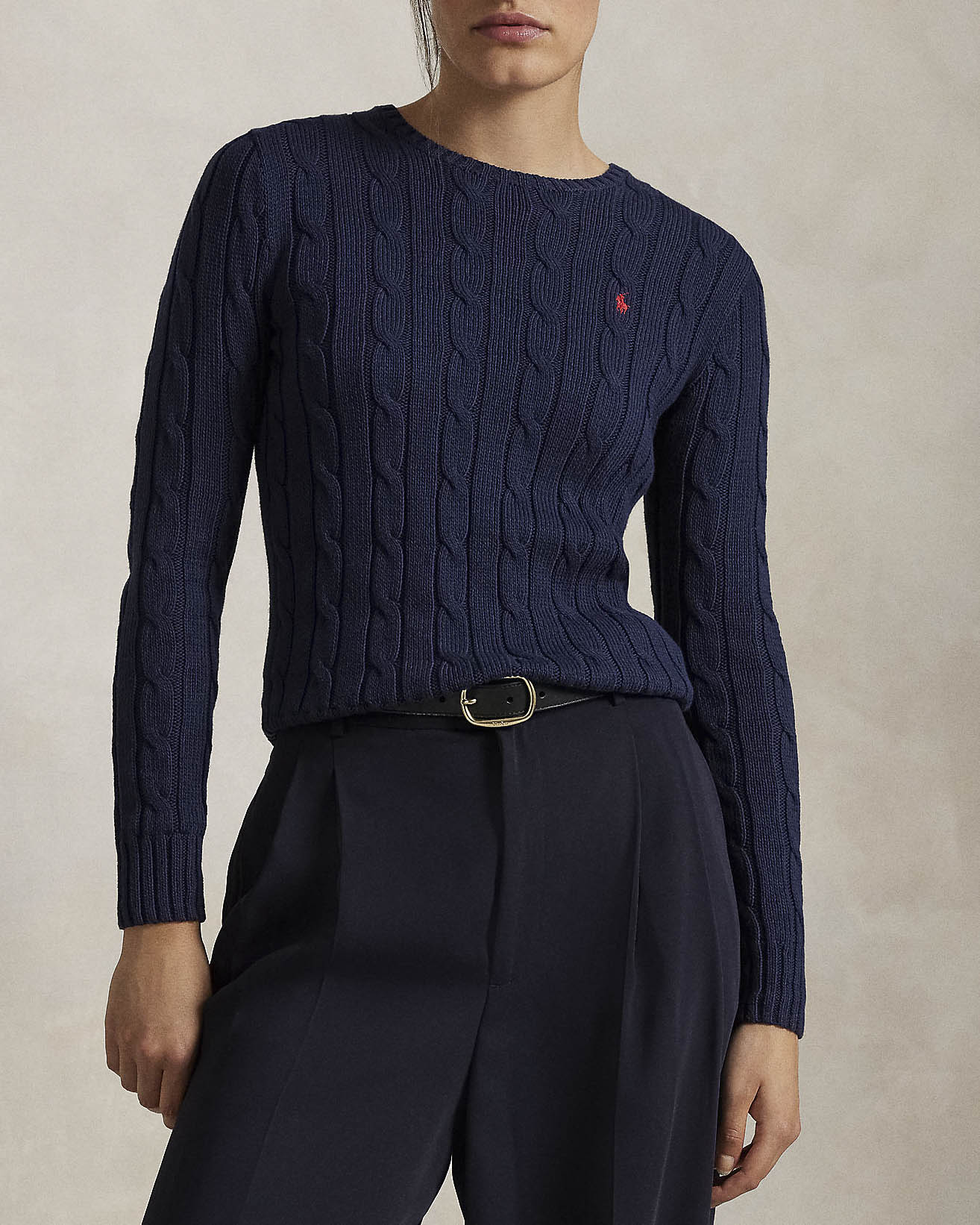 Maglioncino Polo blu in cotone lavorazione a trecce con logo rosso ricamato sul petto