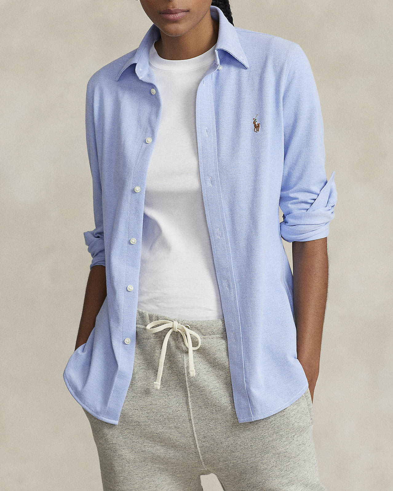 Camicia azzurra in piquè di cotone con logo ricamato sul petto a contrasto di colore