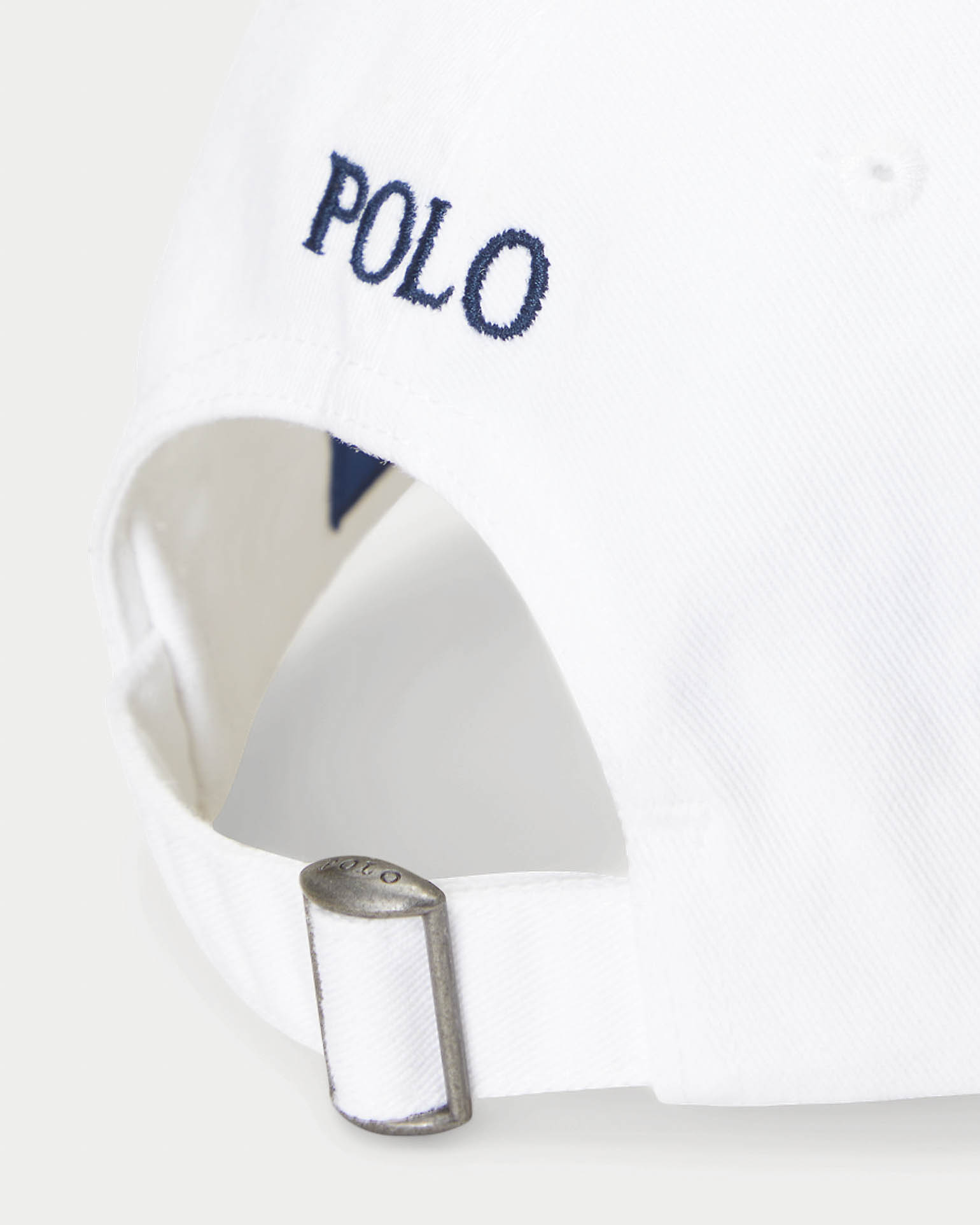 Cappellino bianco in cotone con logo ricamato sul frontino a contrasto di colore