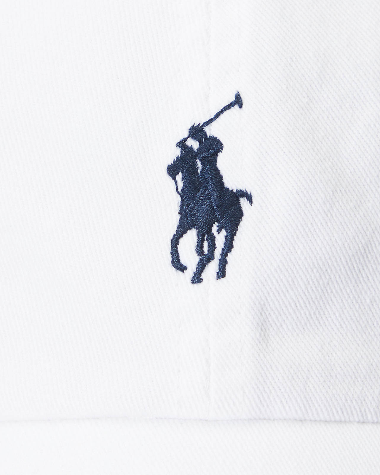 Cappellino bianco in cotone con logo ricamato sul frontino a contrasto di colore