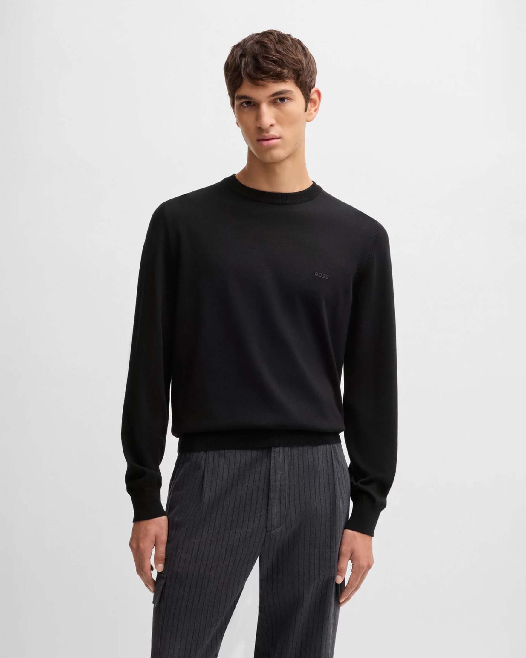 Maglia Pacas nera girocollo in puro cotone con logo ricamato in tono sul petto