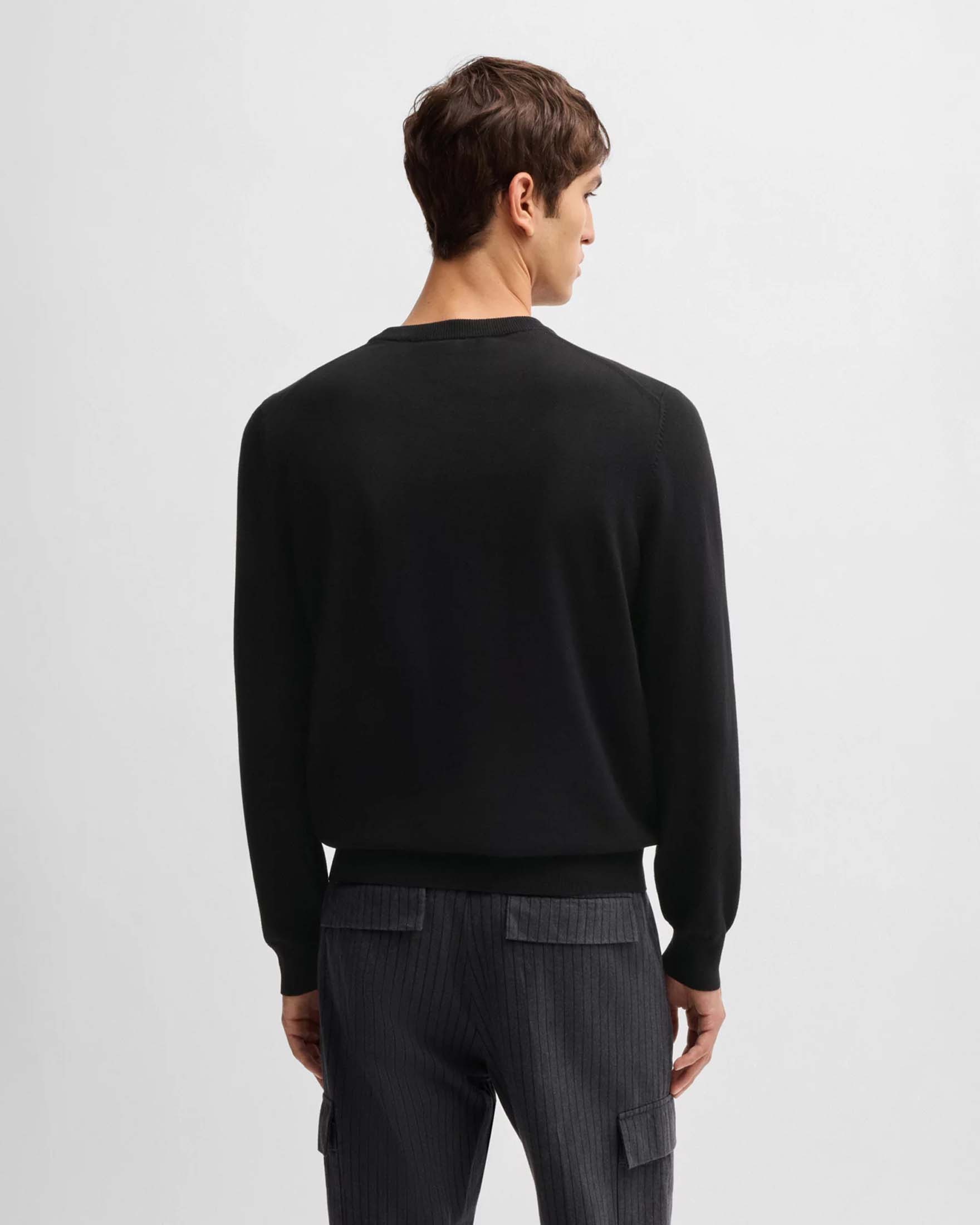 Maglia Boss Pacas nera girocollo in puro cotone con logo ricamato in tono sul petto image
