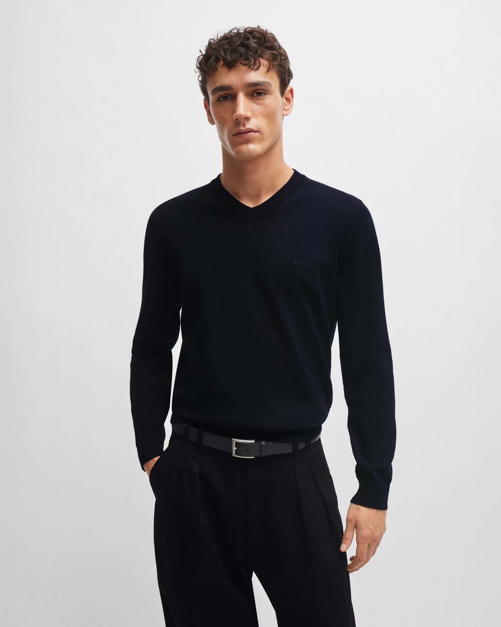 Maglia Boss Pacello blu scollo a V in puro cotone con logo ricamato in tono sul petto