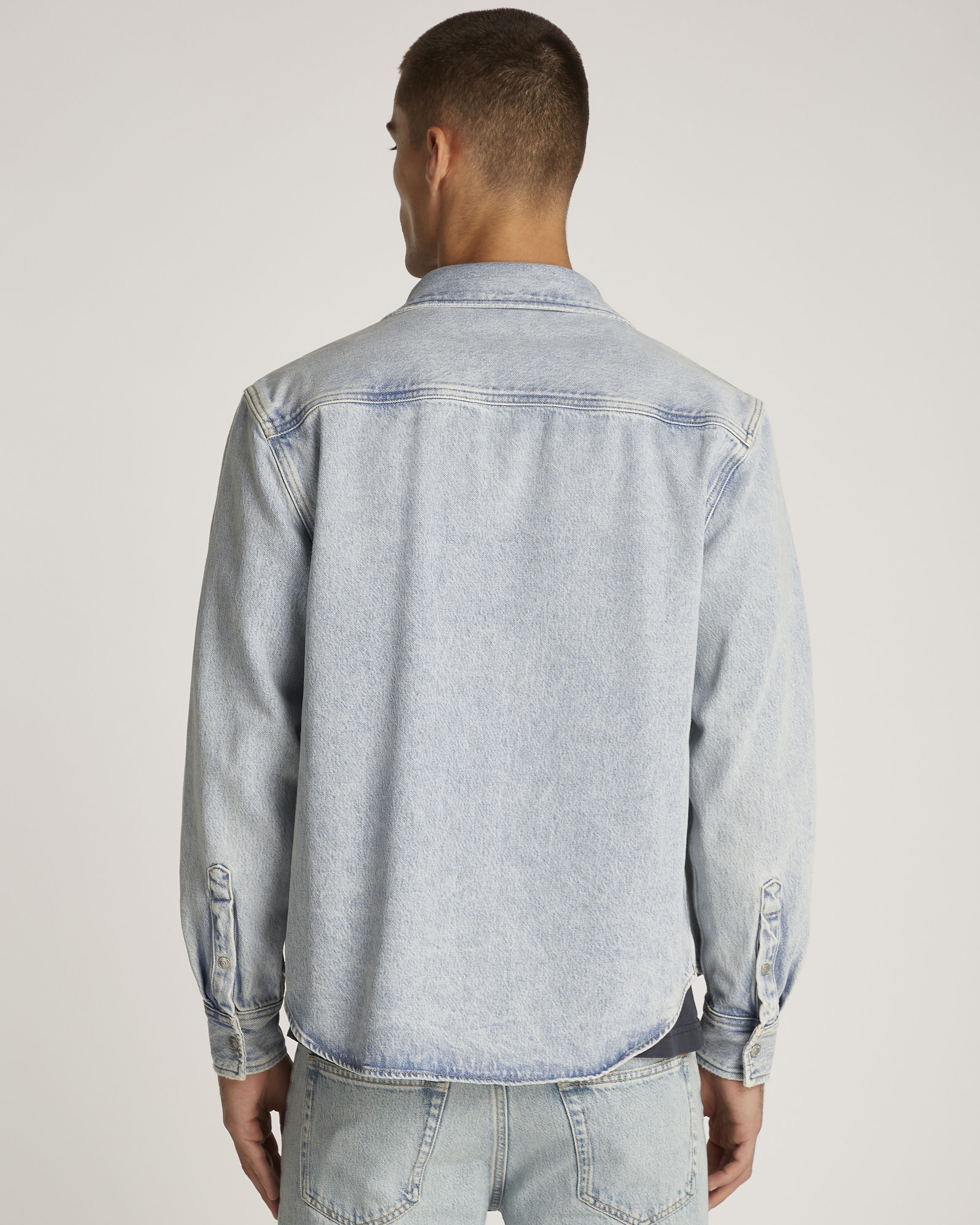 Overshirt in denim bleach di puro cotone con taschino al petto