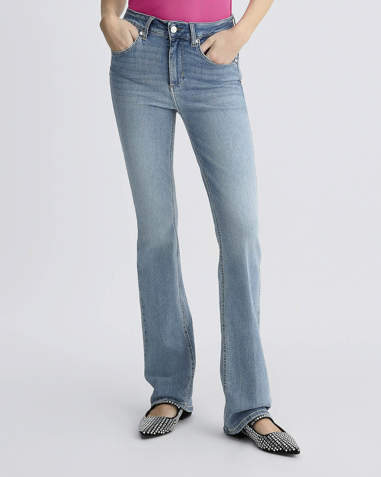 Jeans bootcut lavaggio medio super stone washed con rivetti con castoni applicati image