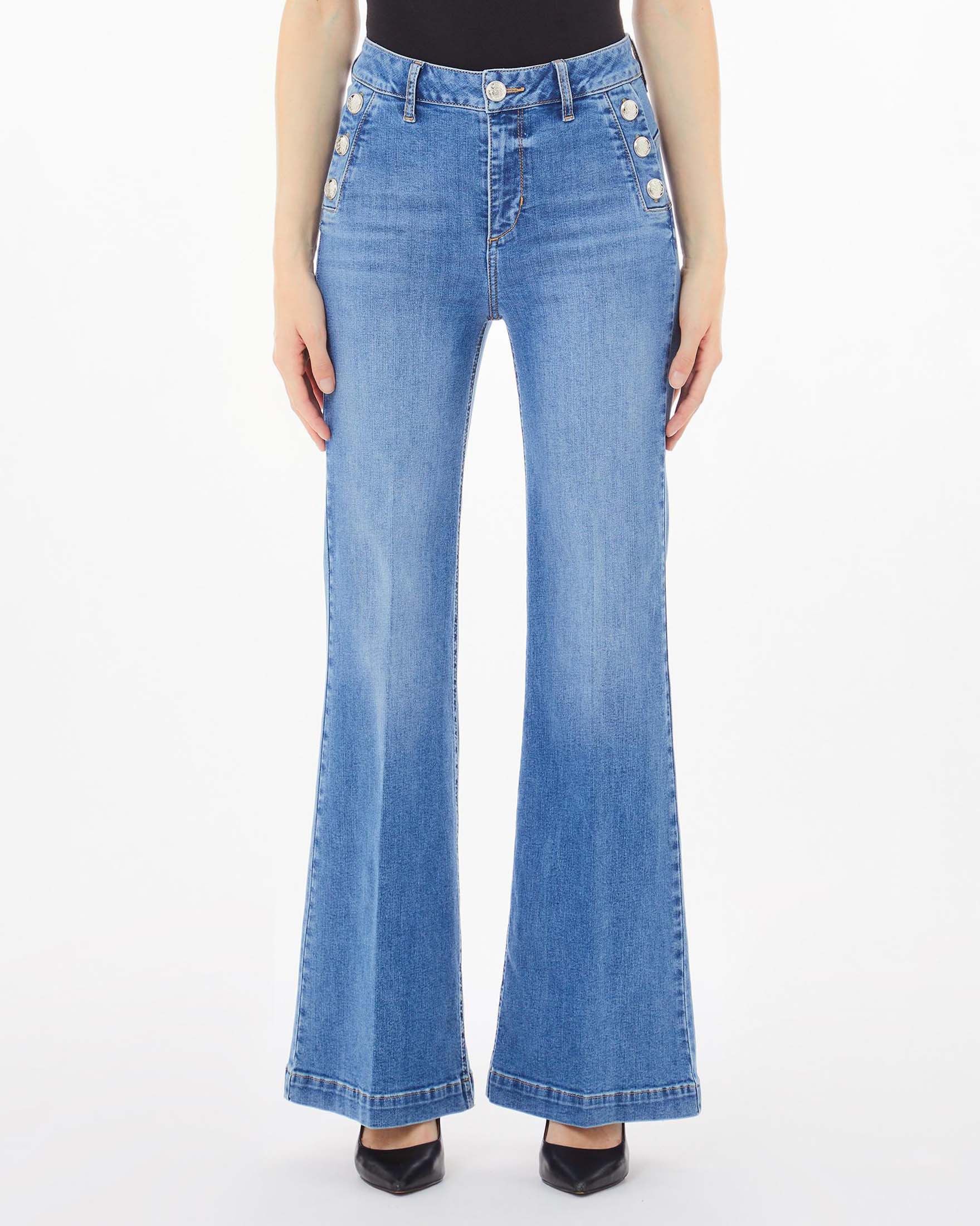 Jeans flare lavaggio medio super stone washed con bottoni applicati sul profilo delle tasche frontali