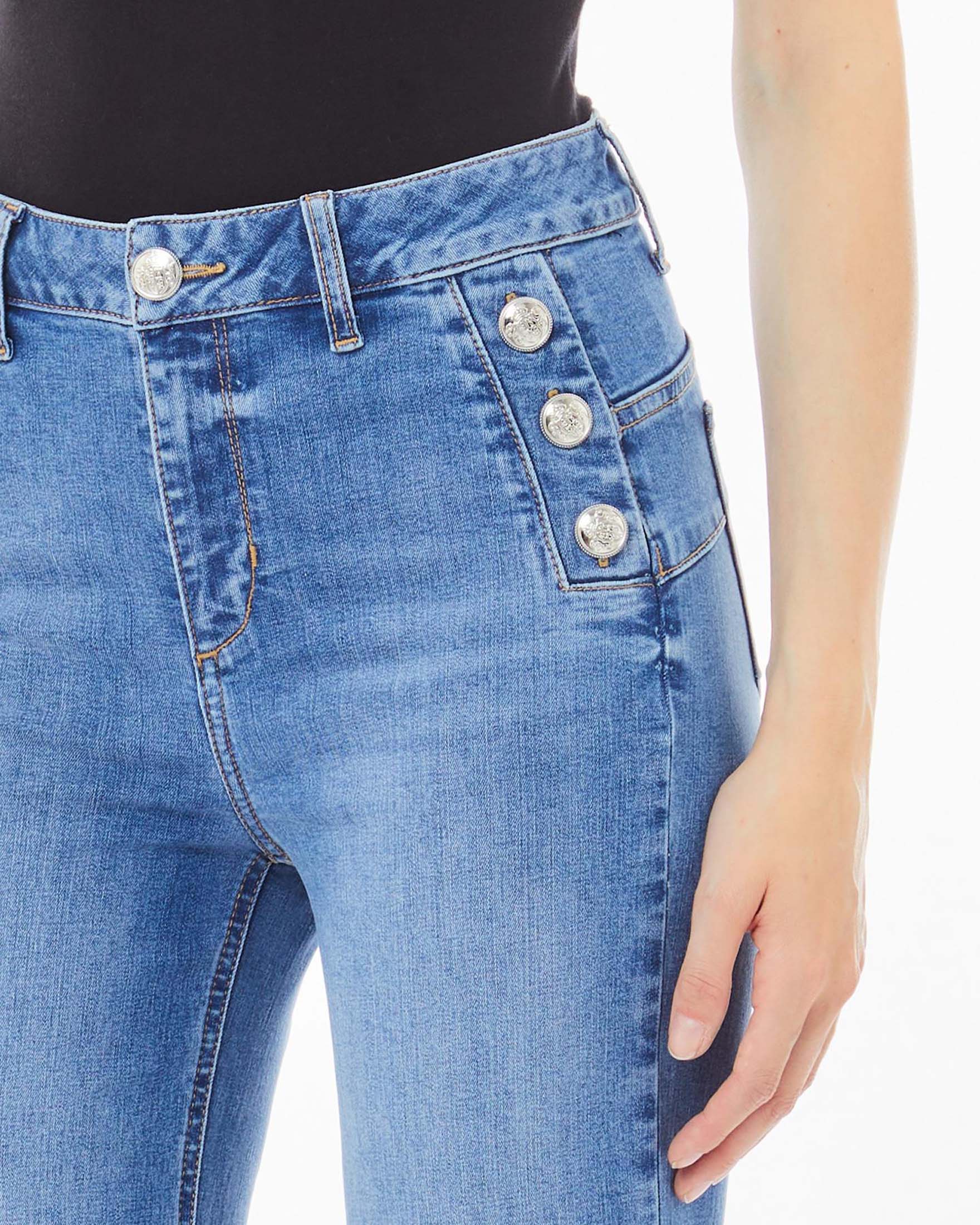 Jeans flare lavaggio medio super stone washed con bottoni applicati sul profilo delle tasche frontali image
