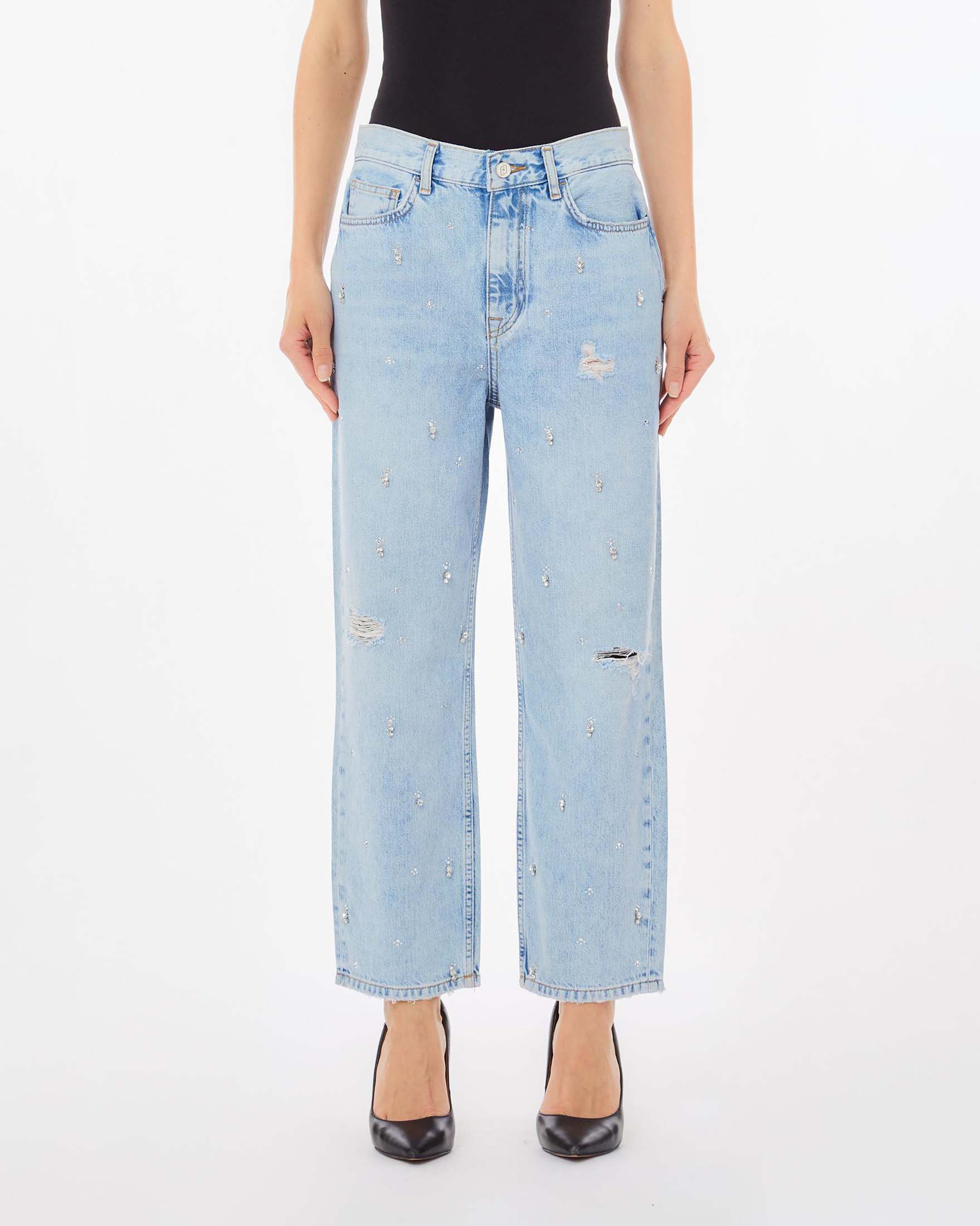 Jeans straight a vita media in cotone lavaggio chiaro bleached con rotture e strass applicati