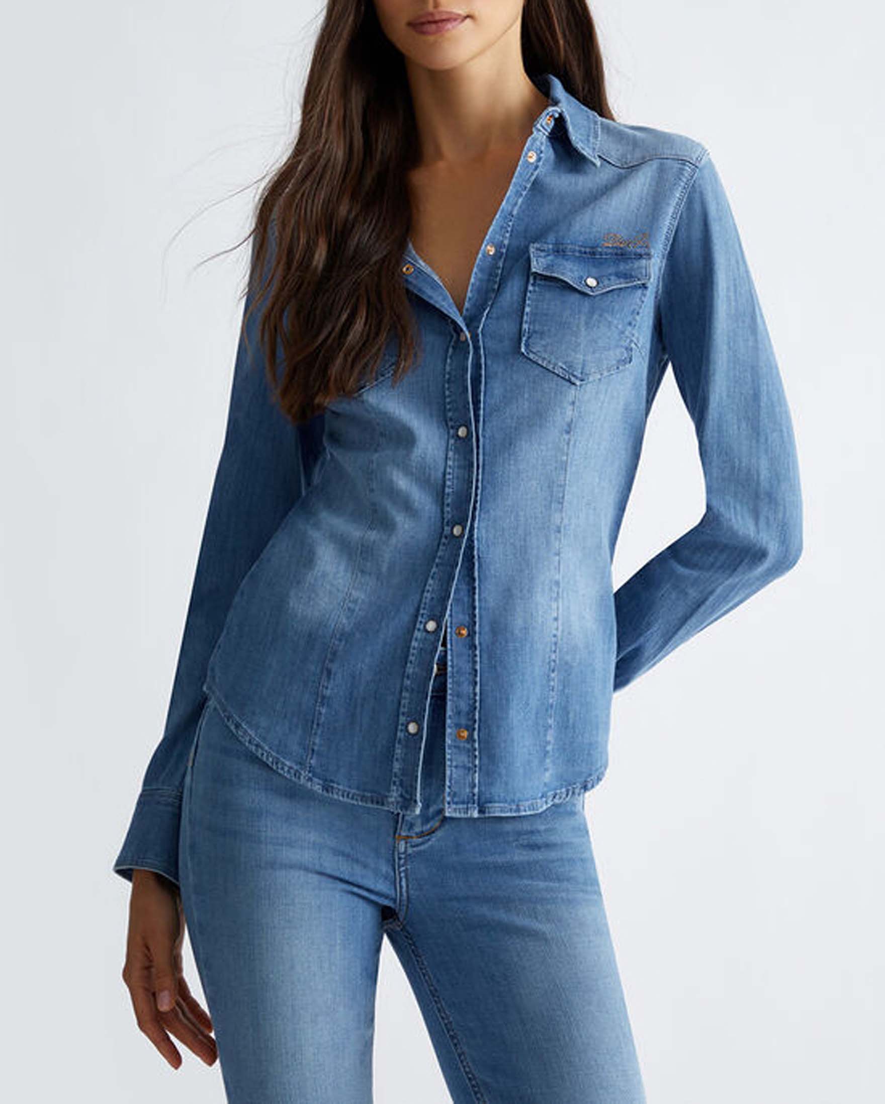 Camicia in denim lavaggio medio super stone washed dalla linea aderente con logo in strass