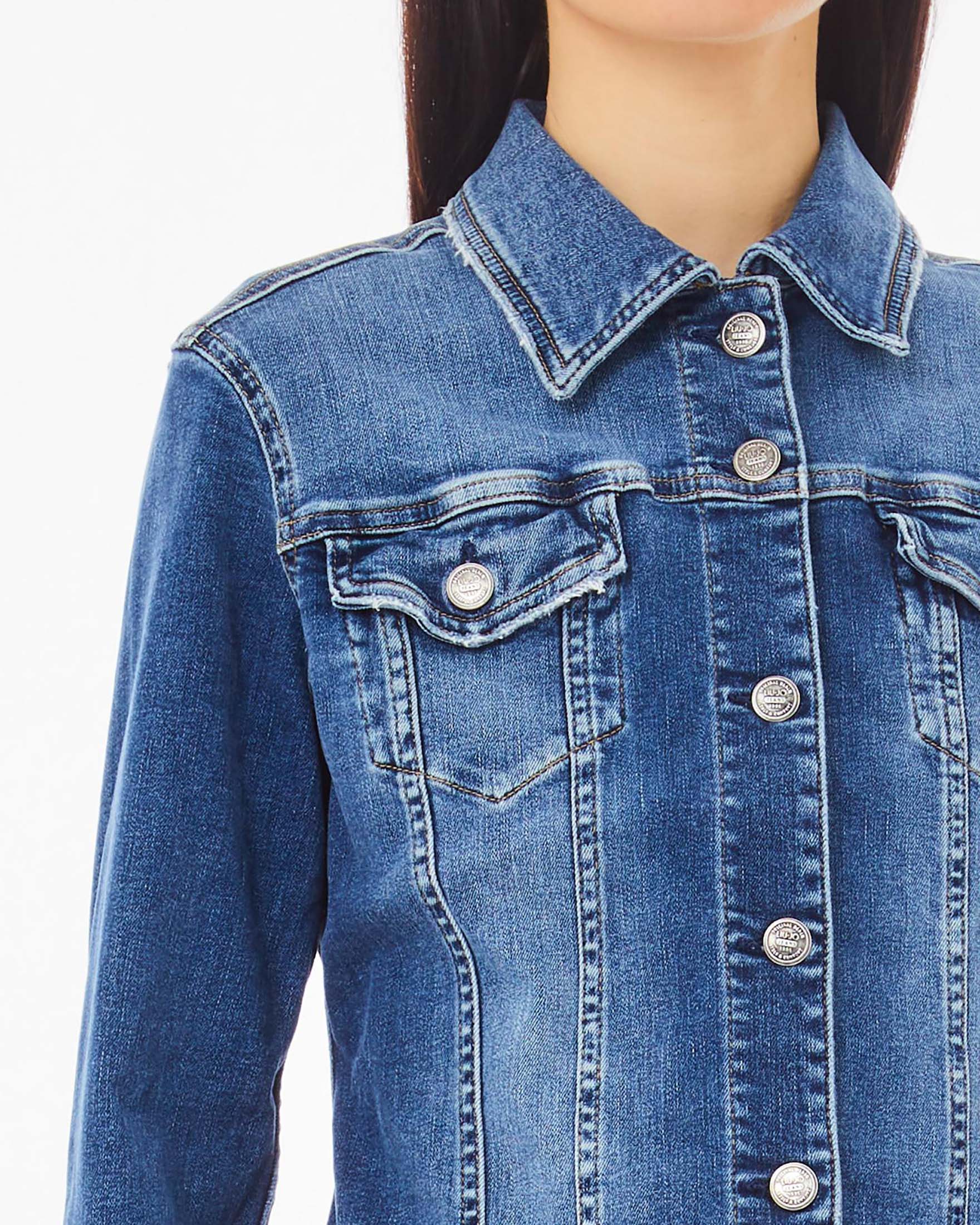 Giubbino in denim di puro cotone lavaggio scuro mirato con tasche con patta sul petto image