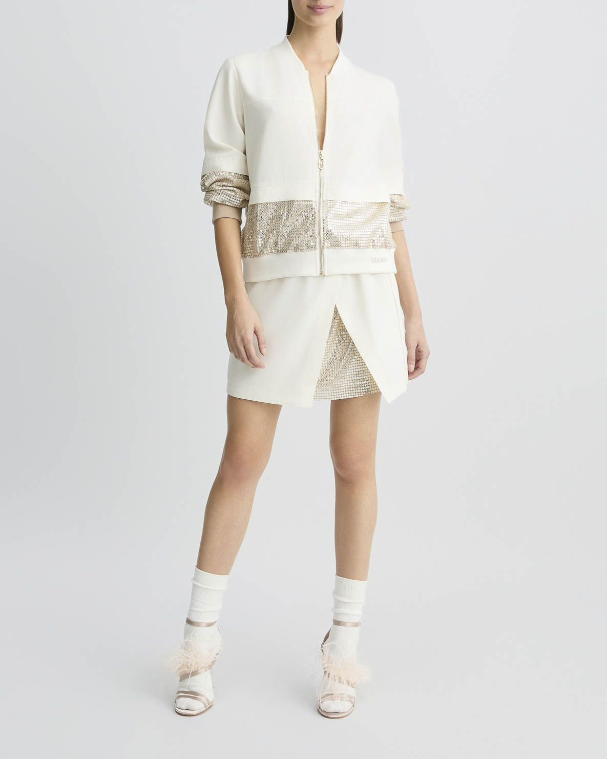 Giacca bomber color avorio in tessuto tecnico con inserti in paillettes dorate su fondo e fondomaniche image