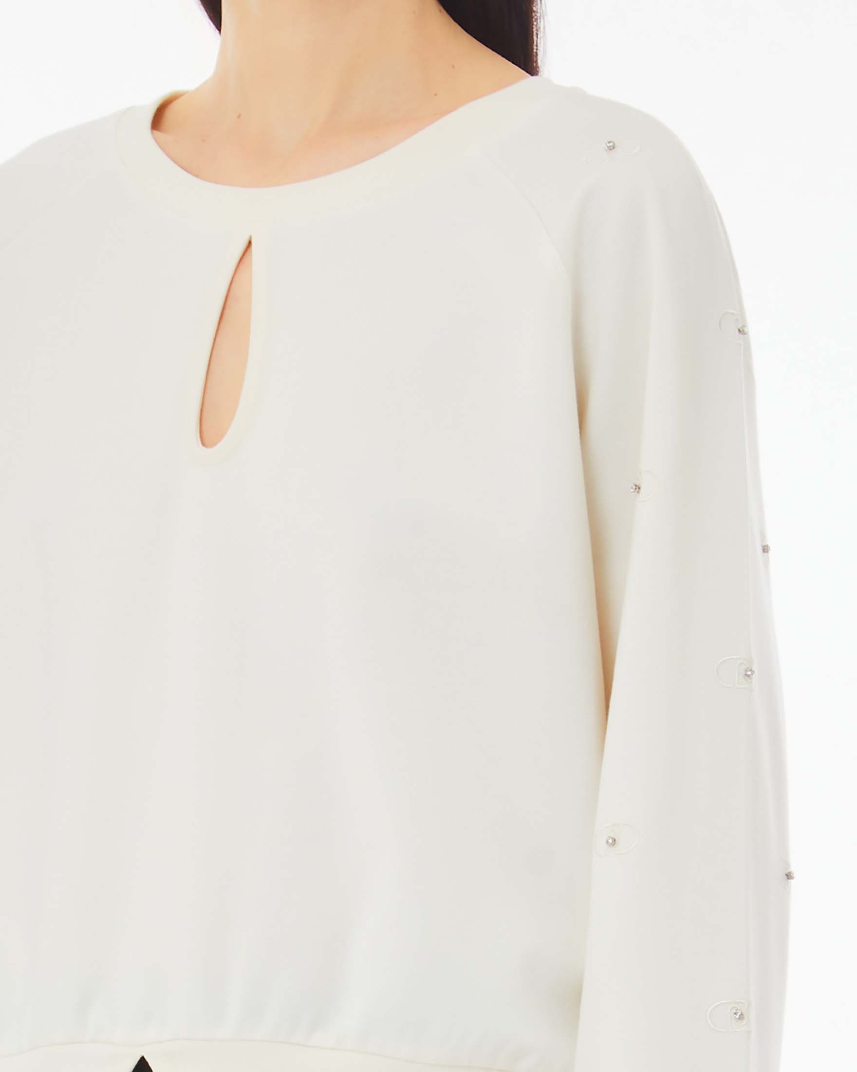 Felpa bianca in interlock di viscosa con apertura a goccia e strass applicati sulla maniche image