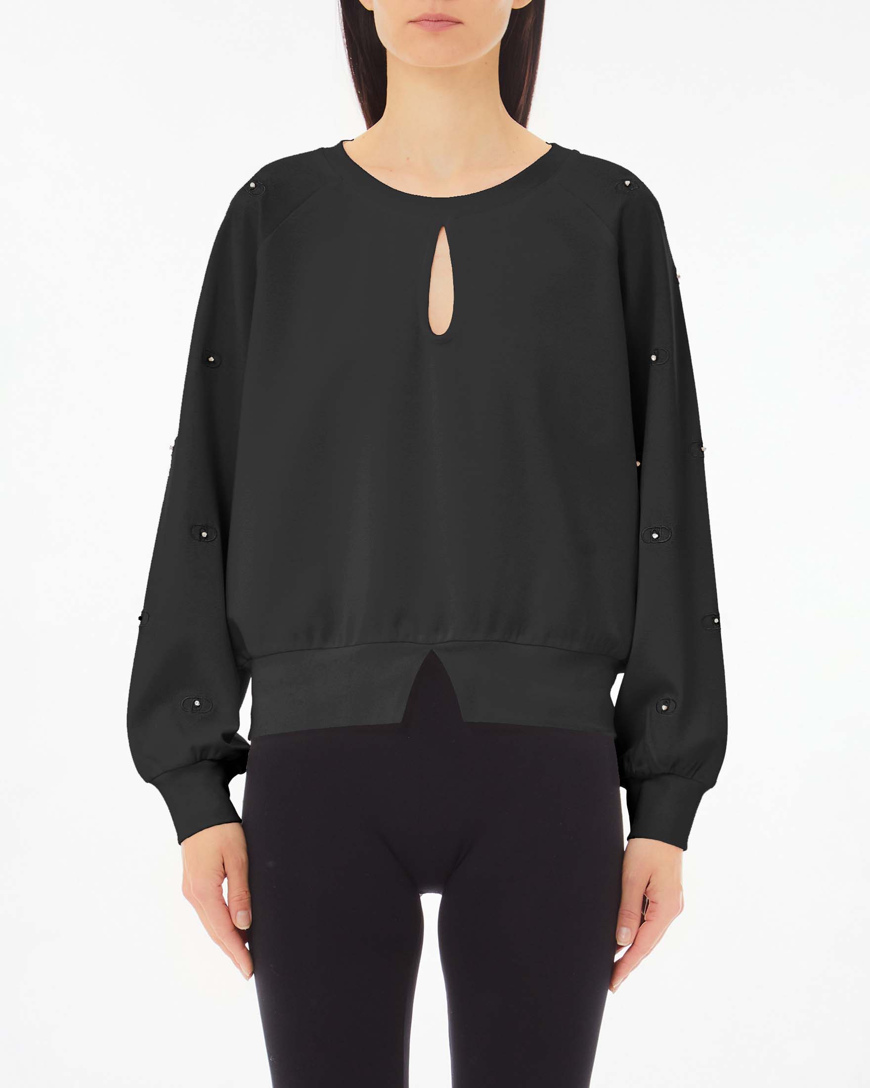 Felpa nera in interlock di viscosa con apertura a goccia e strass applicati sulla maniche