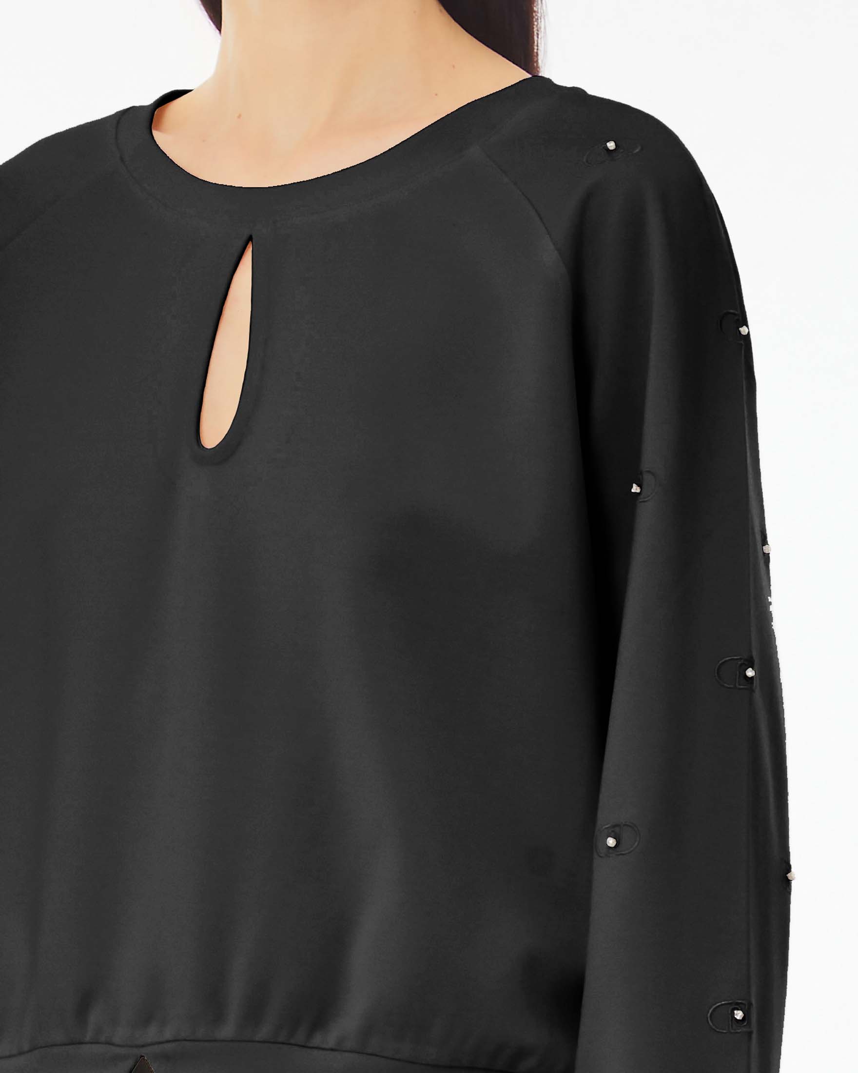 Felpa nera in interlock di viscosa con apertura a goccia e strass applicati sulla maniche image