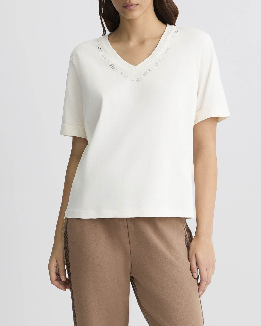 T-shirt bianca in cotone con scritta logo in strass argento lungo lo scollo a V