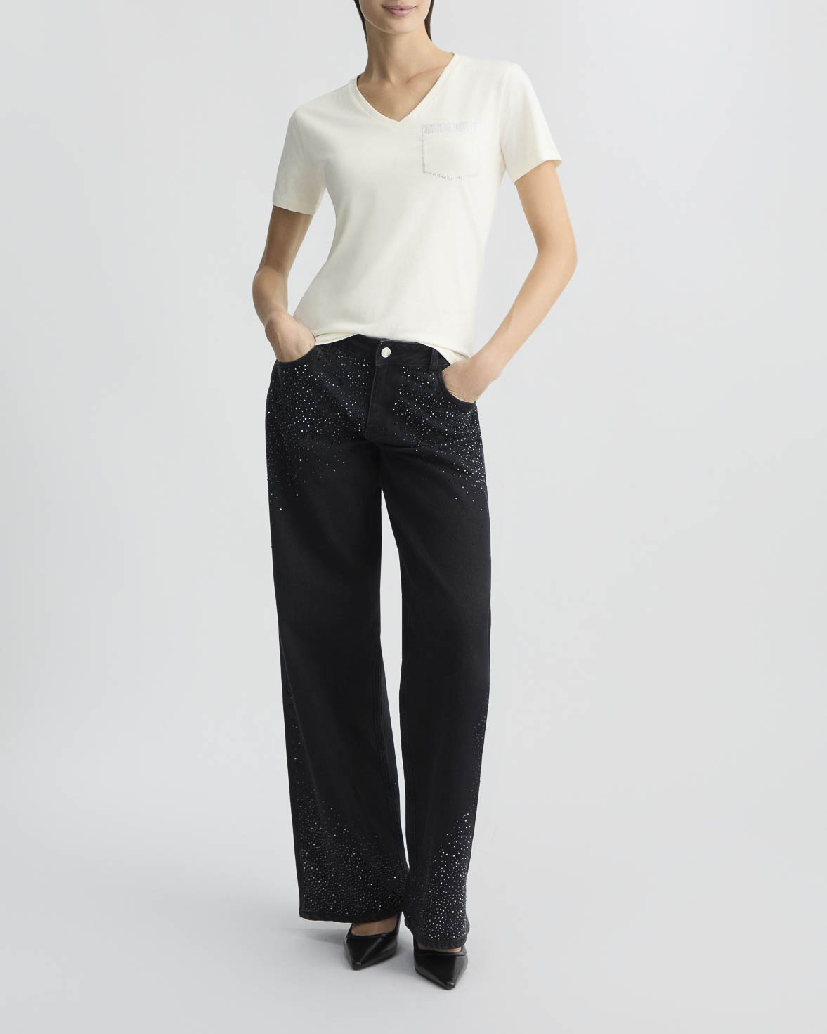 T-shirt bianca in cotone con scollo a V e finto taschino sul petto in strass argento image