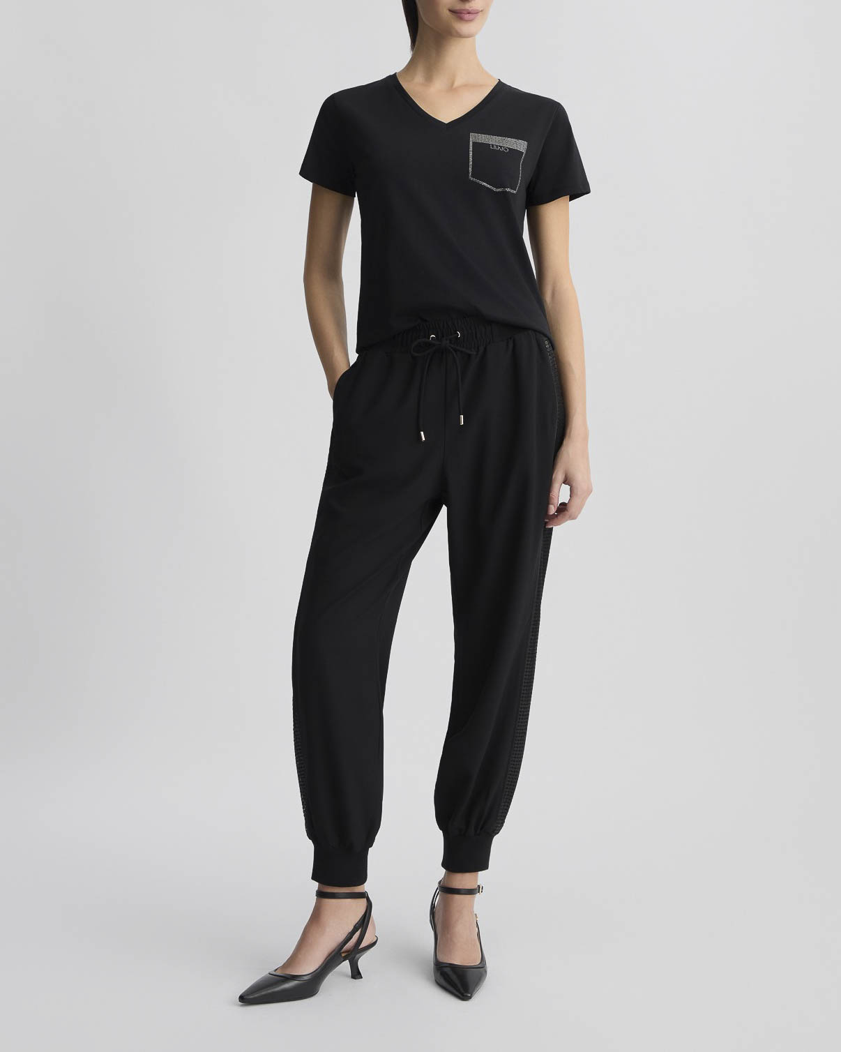 T-shirt nera in cotone con scollo a V e finto taschino sul petto in strass argento image