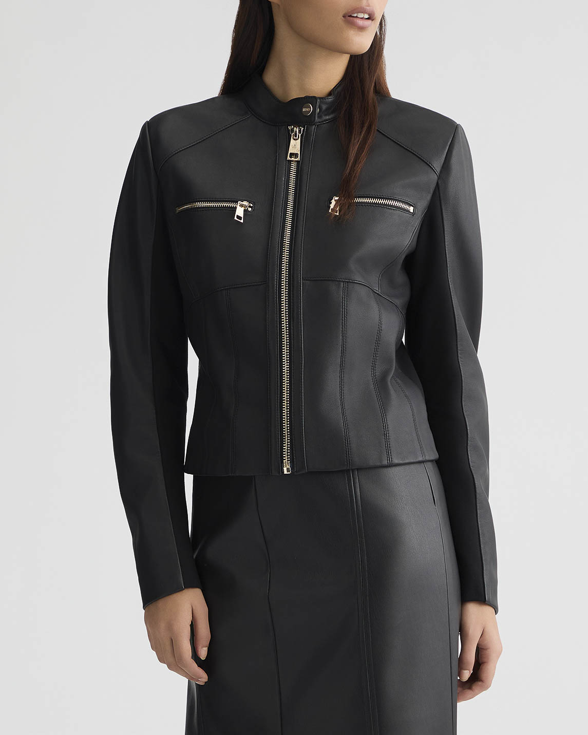 Giacca biker nera in pelle con colletto alla coreana ed inserto in jersey punto Milano sul retro