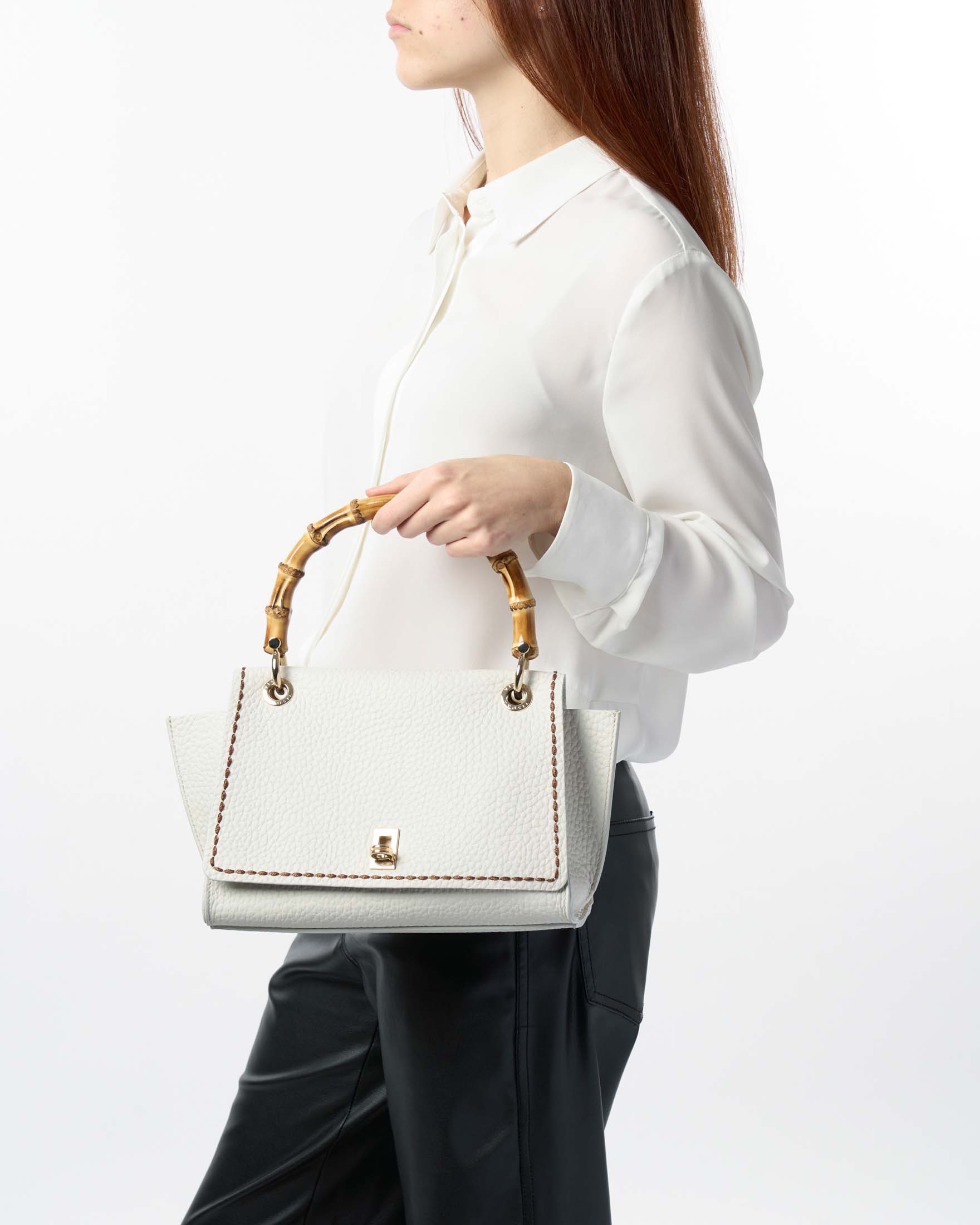 Borsa a mano color avorio a trapezio in pelle bottalata con chiusura a patta e manico in bamboo image