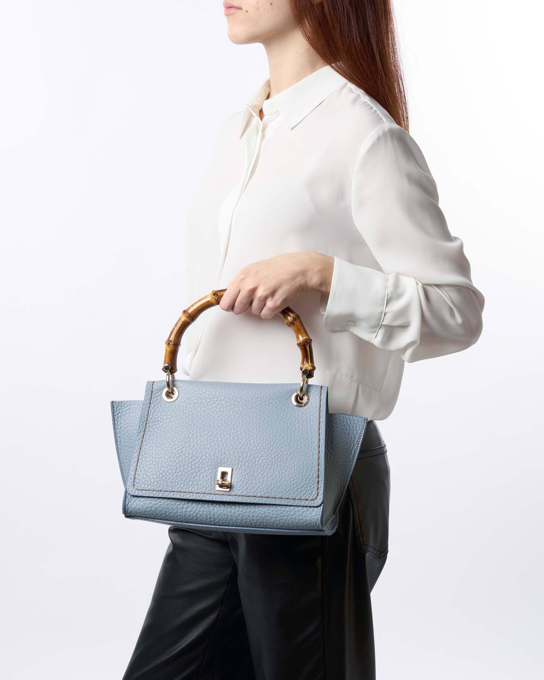 Borsa a mano azzurro a trapezio in pelle bottalata con chiusura a patta e manico in bamboo image