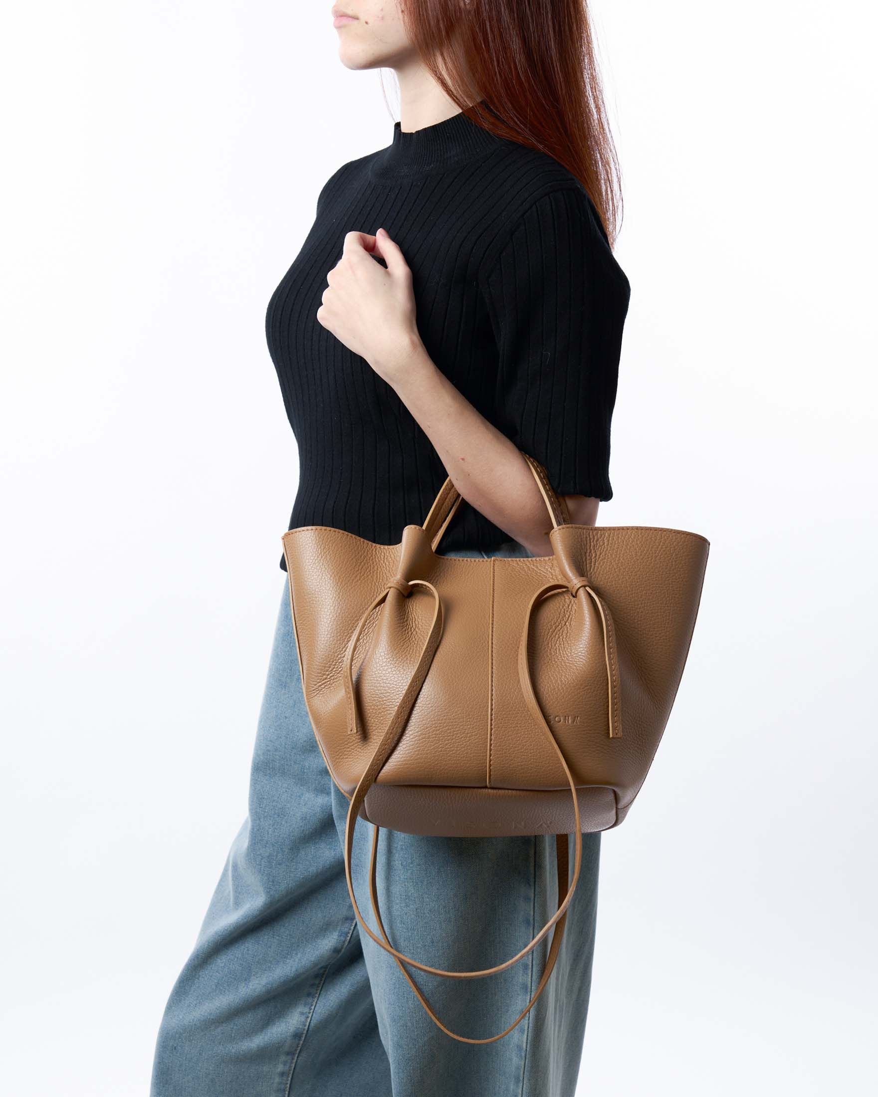 Borsa a mano color cuoio a trapezio in pelle bottalata con manici a spalla regolabili e pochette in suede image