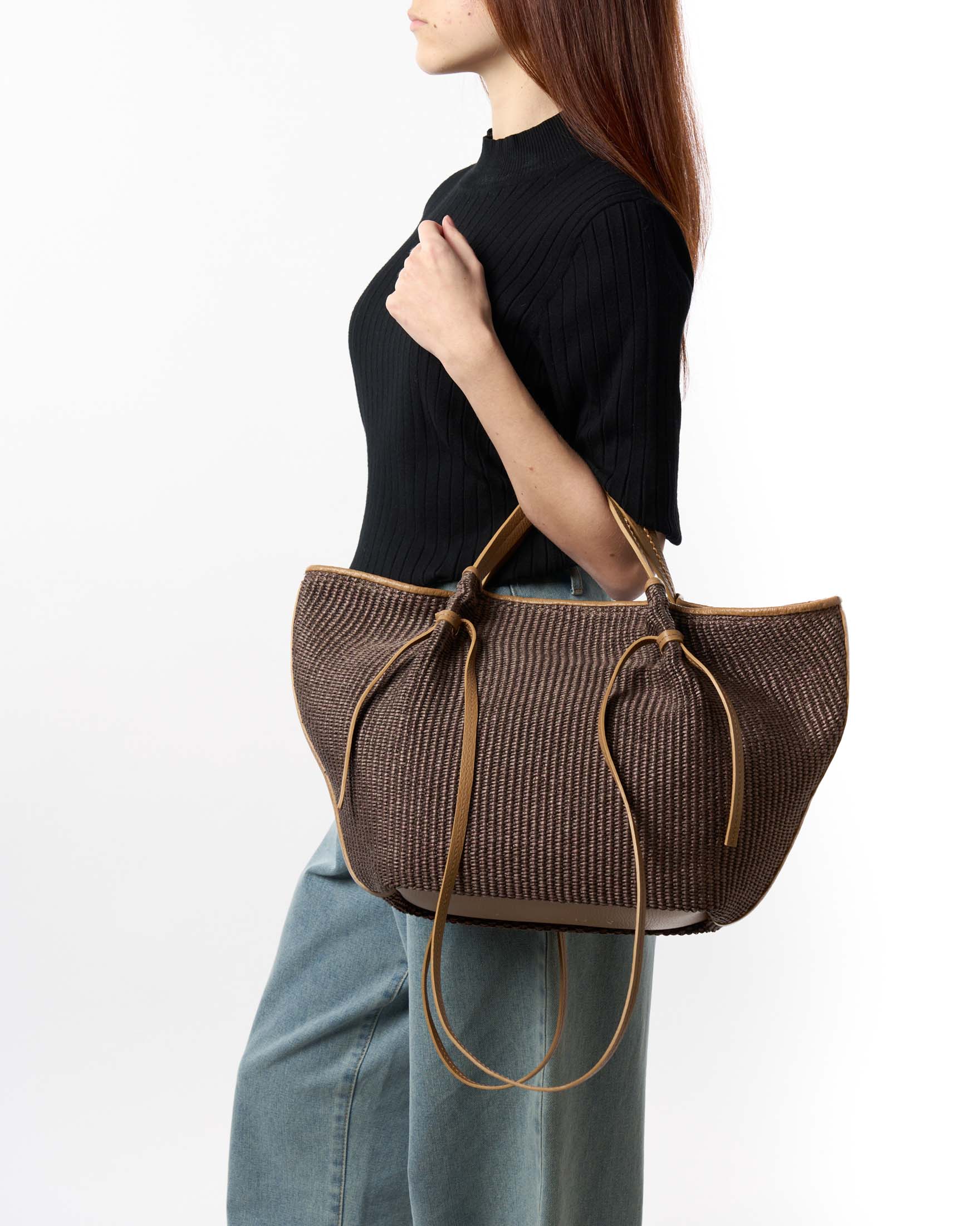 Borsa a mano color testa di moro a trapezio grande in rafia con profili e manici in pelle color cuoio image